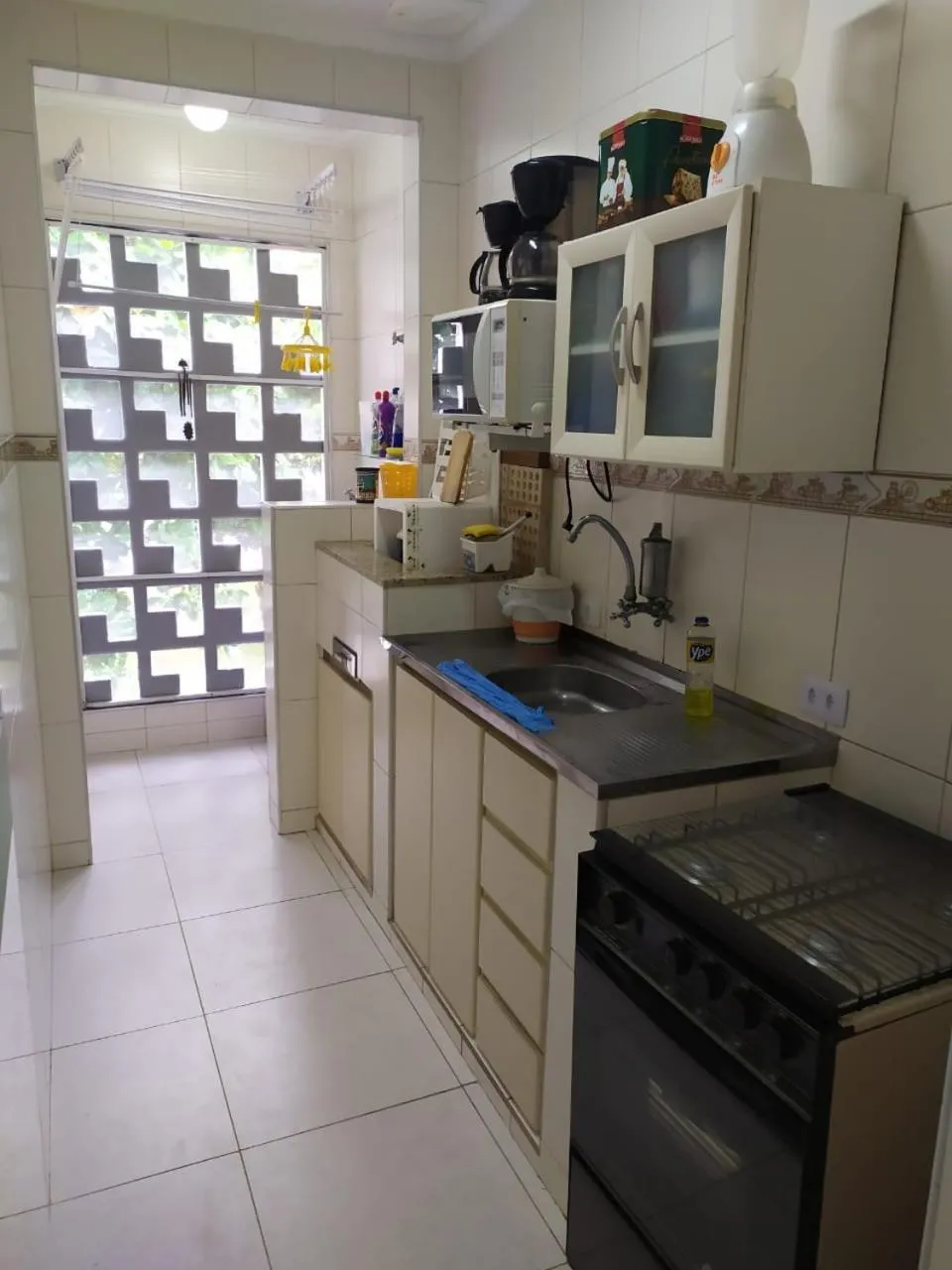 Kitchen or kitchenette in Guarujá Enseada - Apto 200m da praia - 02 dorm. Wi-fi + AR + Estacionamento