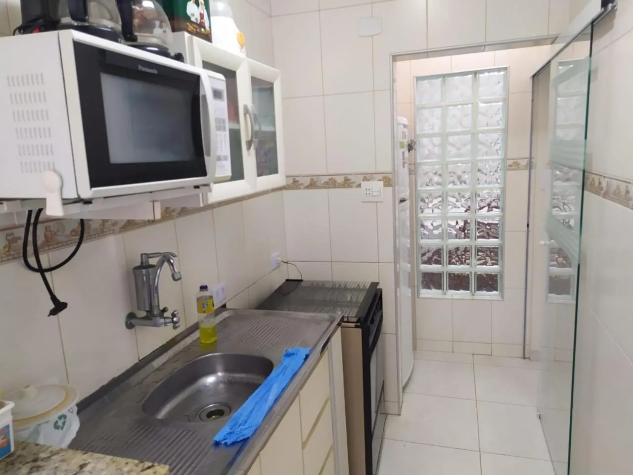 Kitchen or kitchenette in Guarujá Enseada - Apto 200m da praia - 02 dorm. Wi-fi + AR + Estacionamento