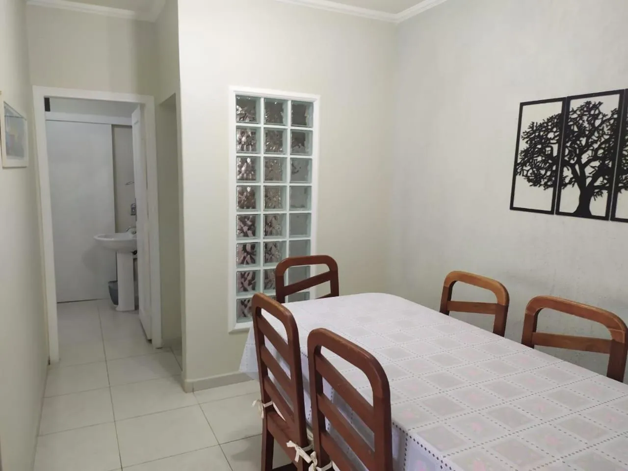 Dining area in Guarujá Enseada - Apto 200m da praia - 02 dorm. Wi-fi + AR + Estacionamento