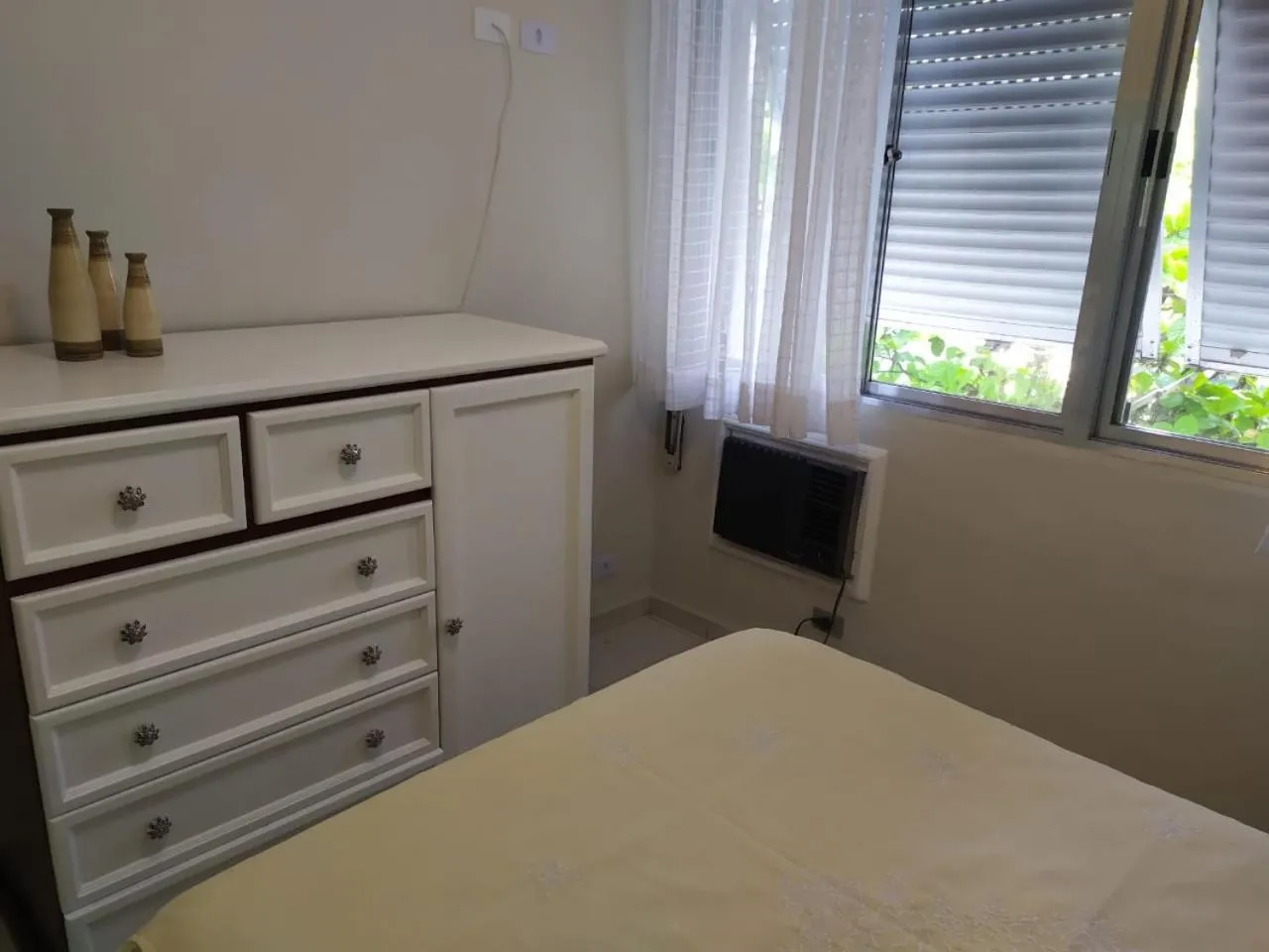 Bedroom, Bed in Guarujá Enseada - Apto 200m da praia - 02 dorm. Wi-fi + AR + Estacionamento