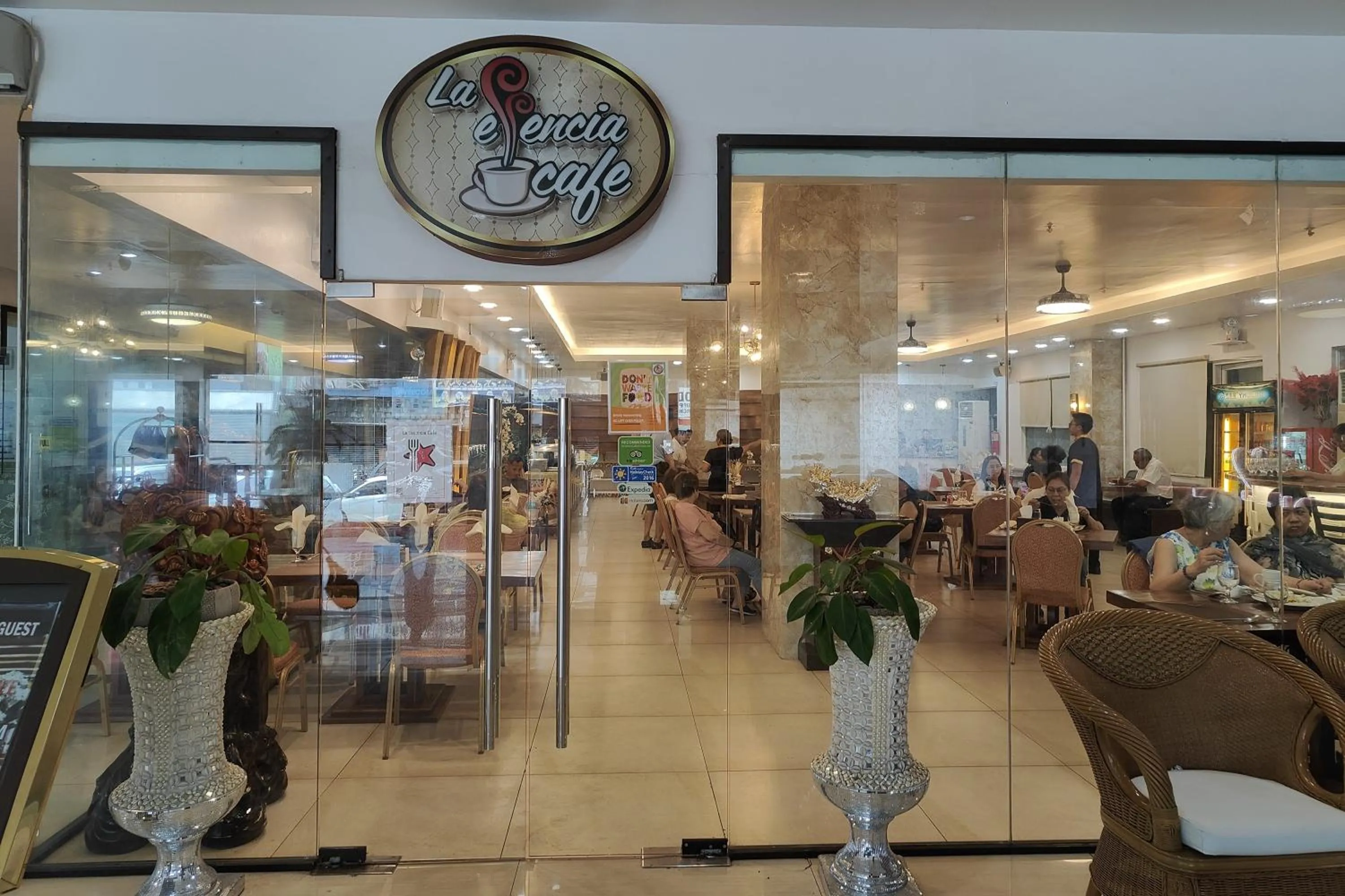 Restaurant/places to eat in Hotel Essencia