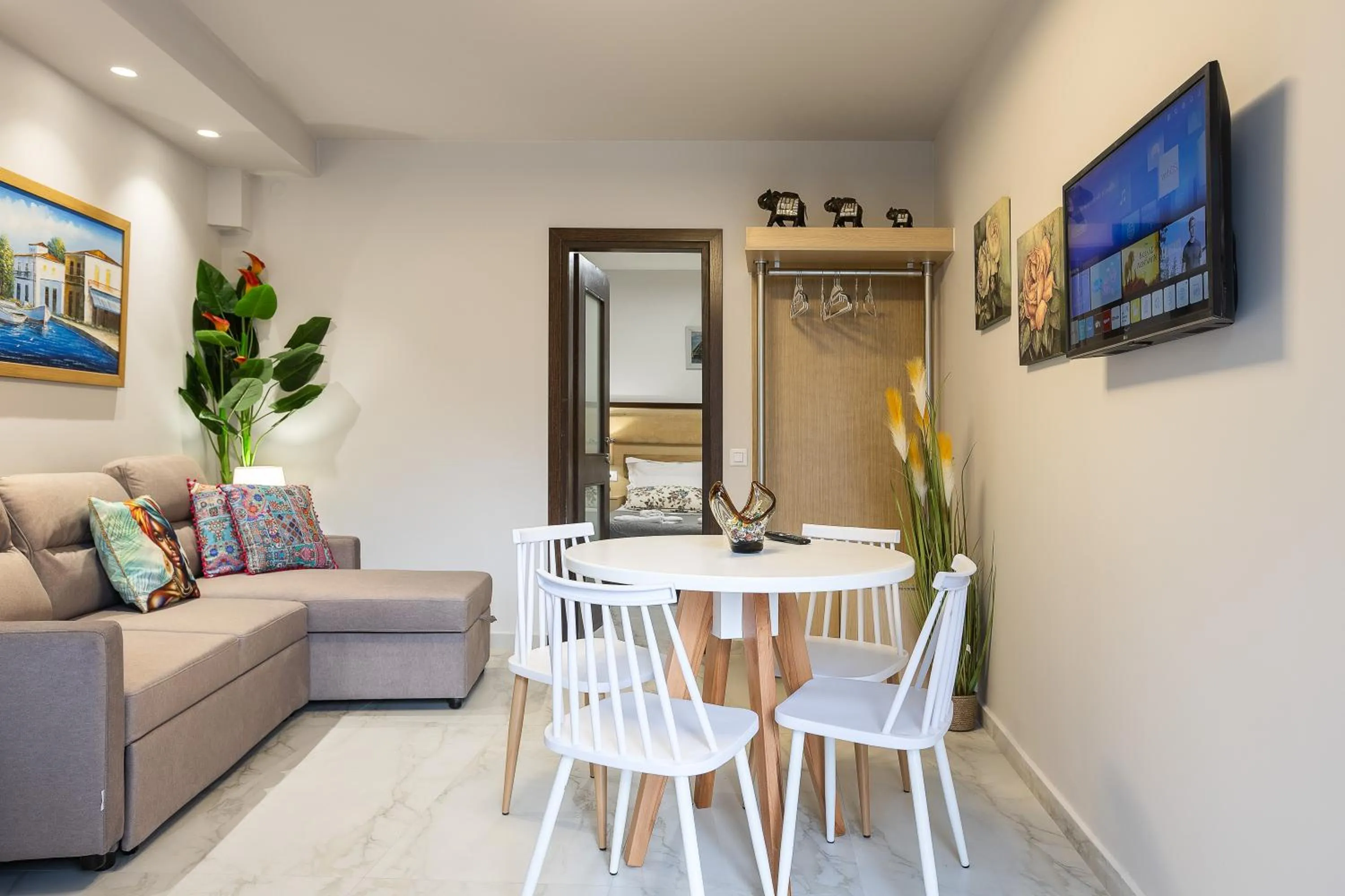 Dining area in Akrogiali Apartments