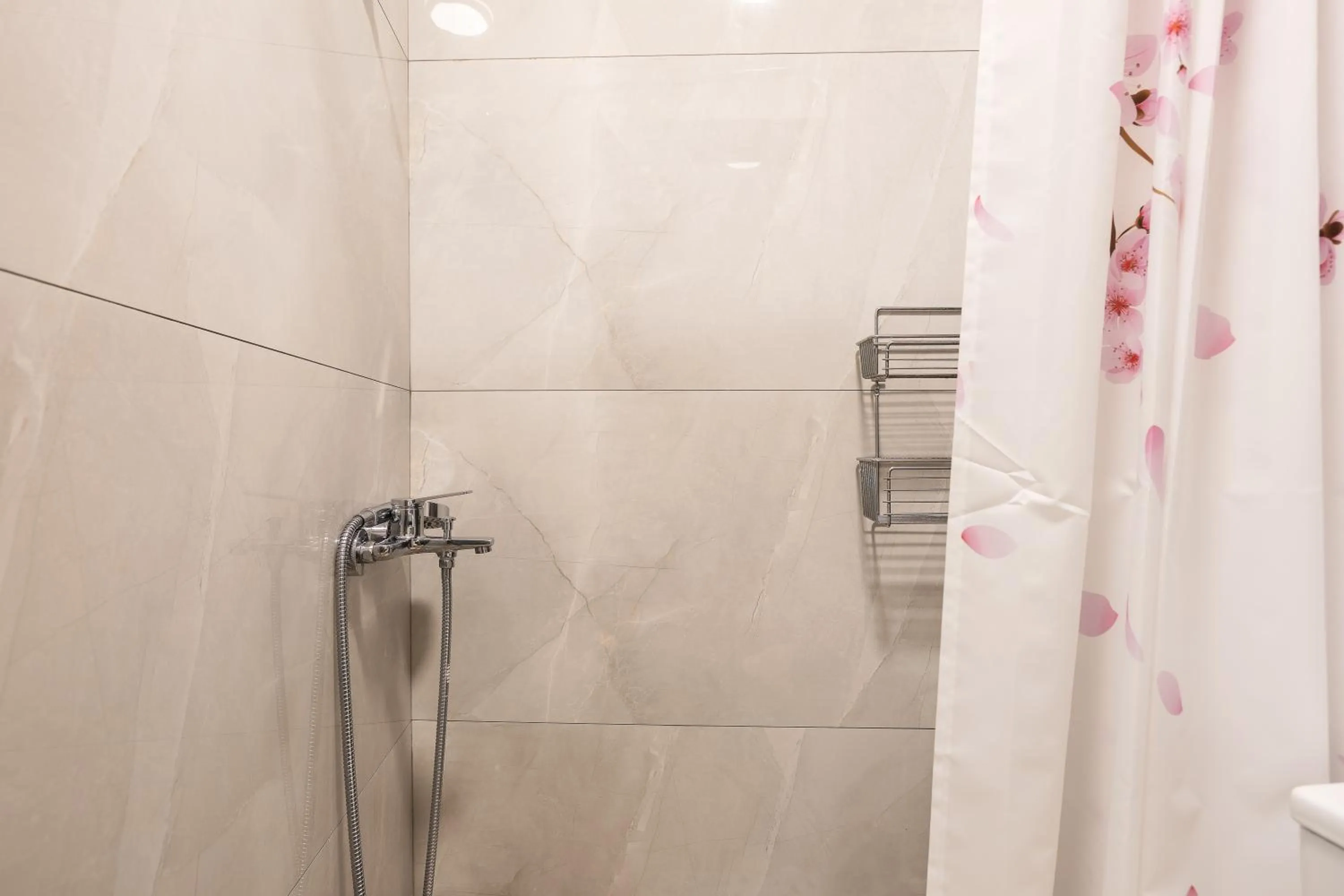 Shower in Akrogiali Apartments
