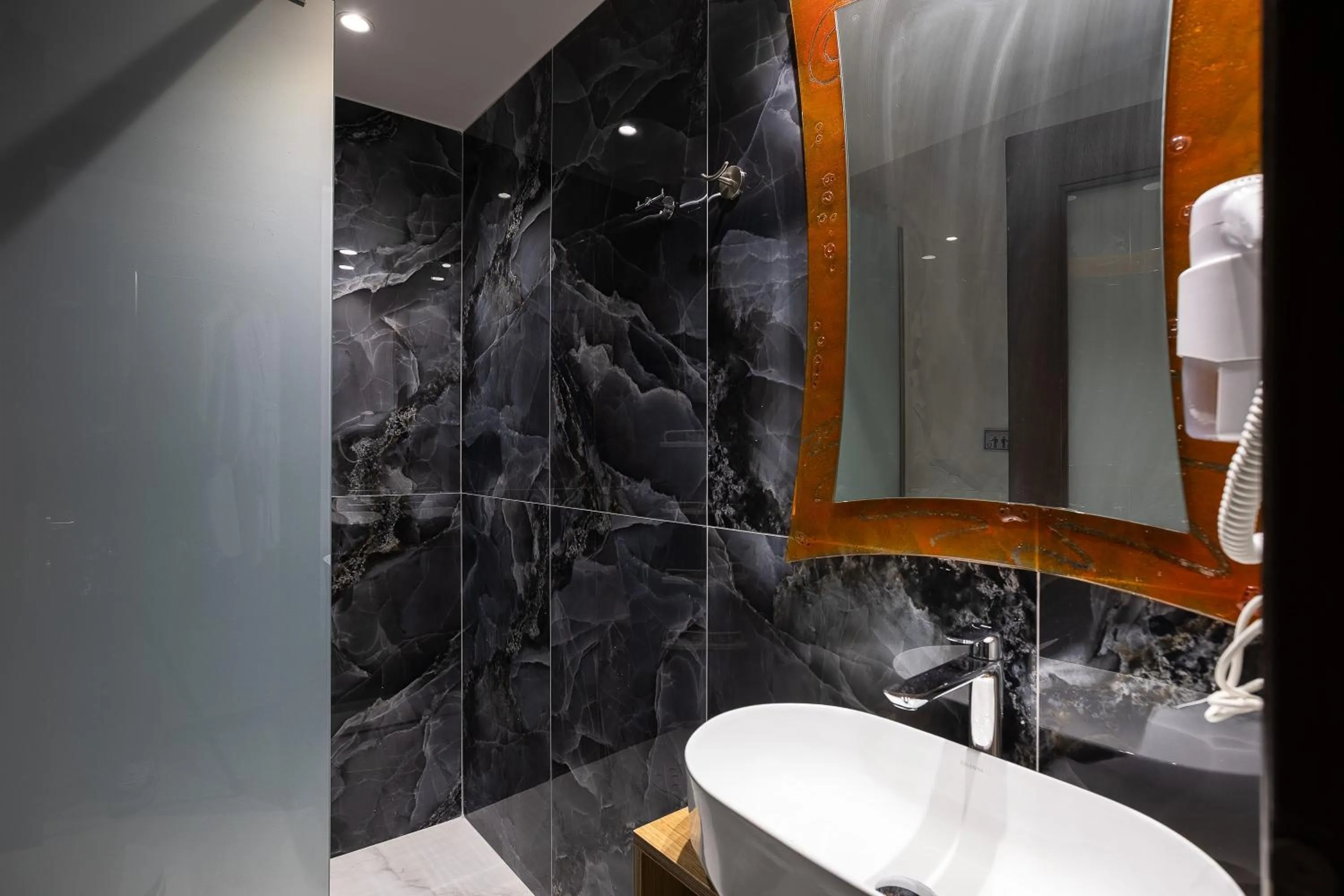 Bathroom in Akrogiali Apartments