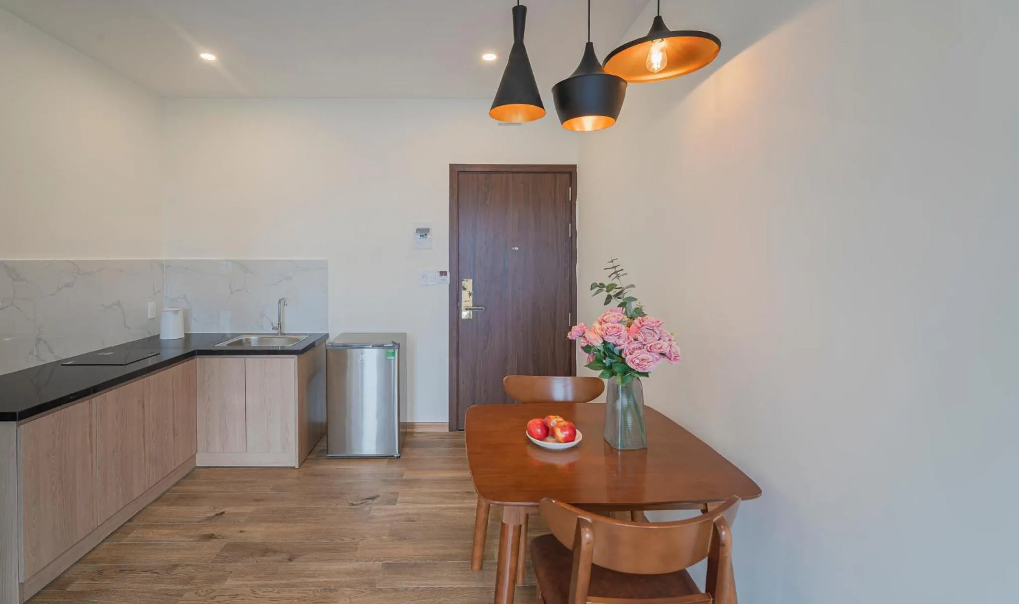 Communal kitchen in Maris Da Nang Hotel & Apartment