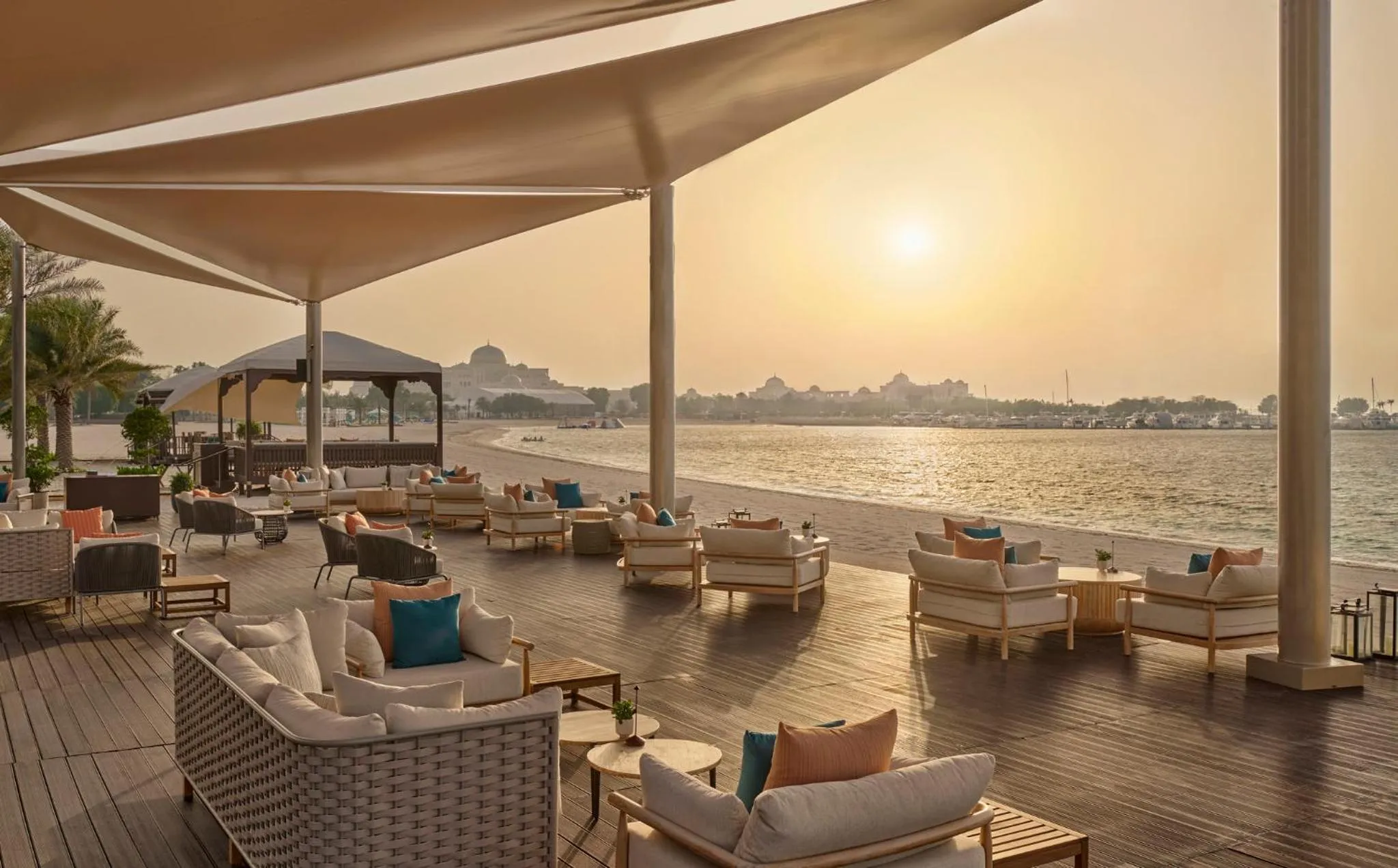 Lounge or bar in Emirates Palace Mandarin Oriental, Abu Dhabi