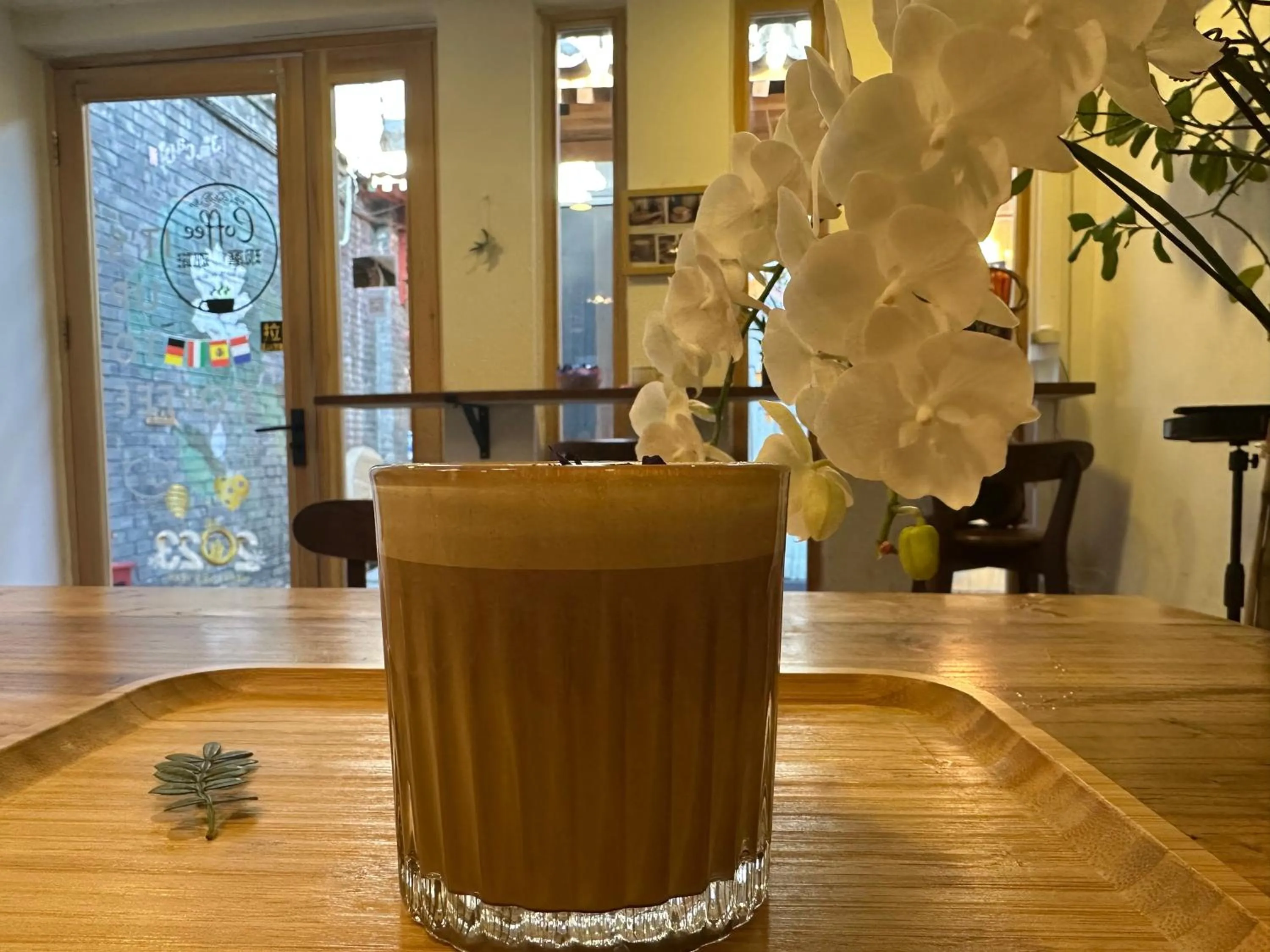 Seating area in Templeside Courtyard Hotel Close to Sqaure Forbidden next to White temple Free laundry and breakfast Personalized Needs Develop