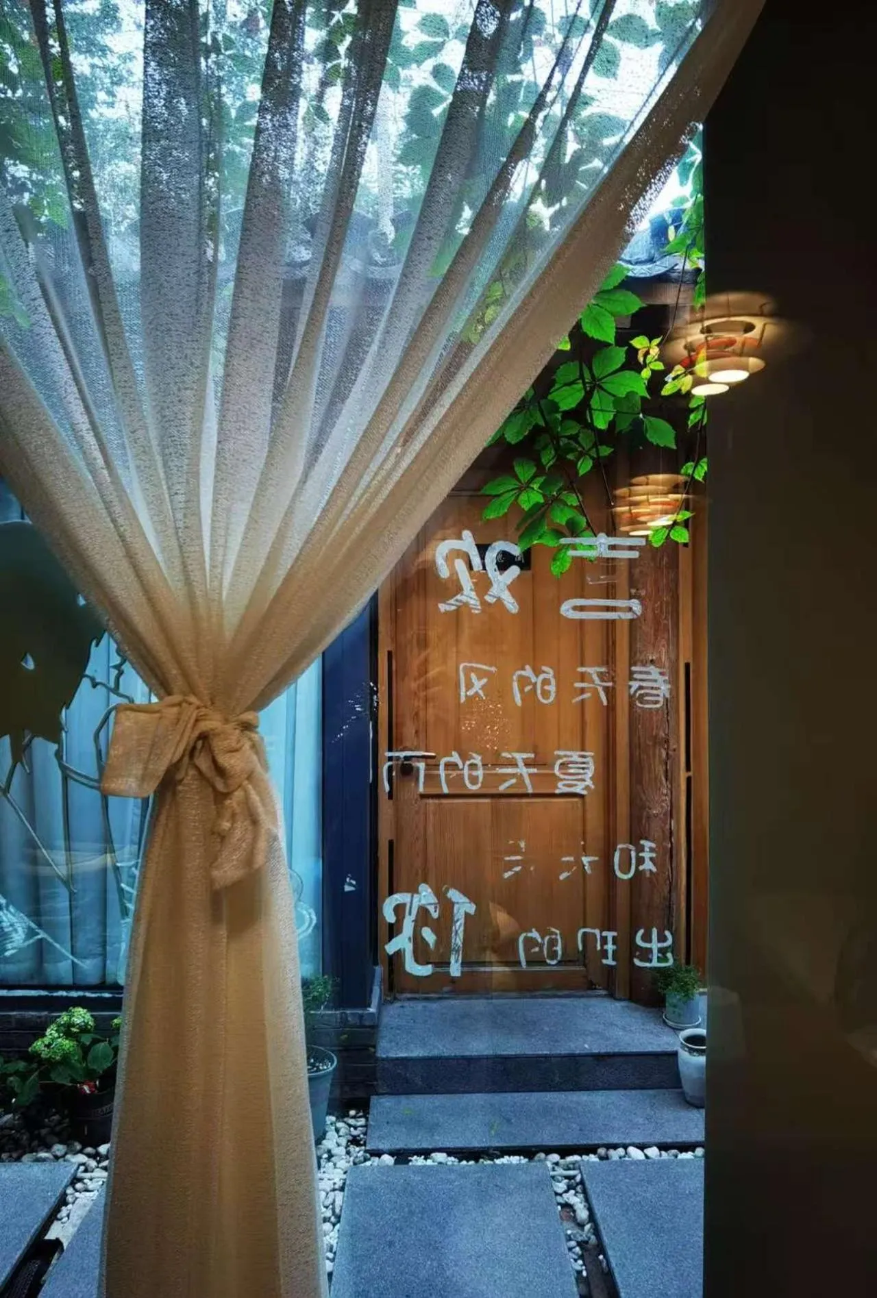 Coffee/tea facilities in Templeside Courtyard Hotel Close to Sqaure Forbidden next to White temple Free laundry and breakfast Personalized Needs Develop