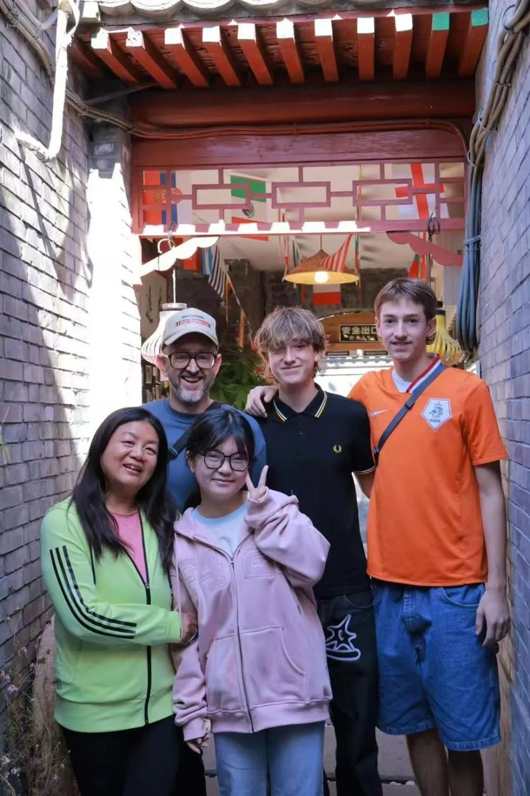 People in Templeside Courtyard Hotel Close to Sqaure Forbidden next to White temple Free laundry and breakfast Personalized Needs Develop