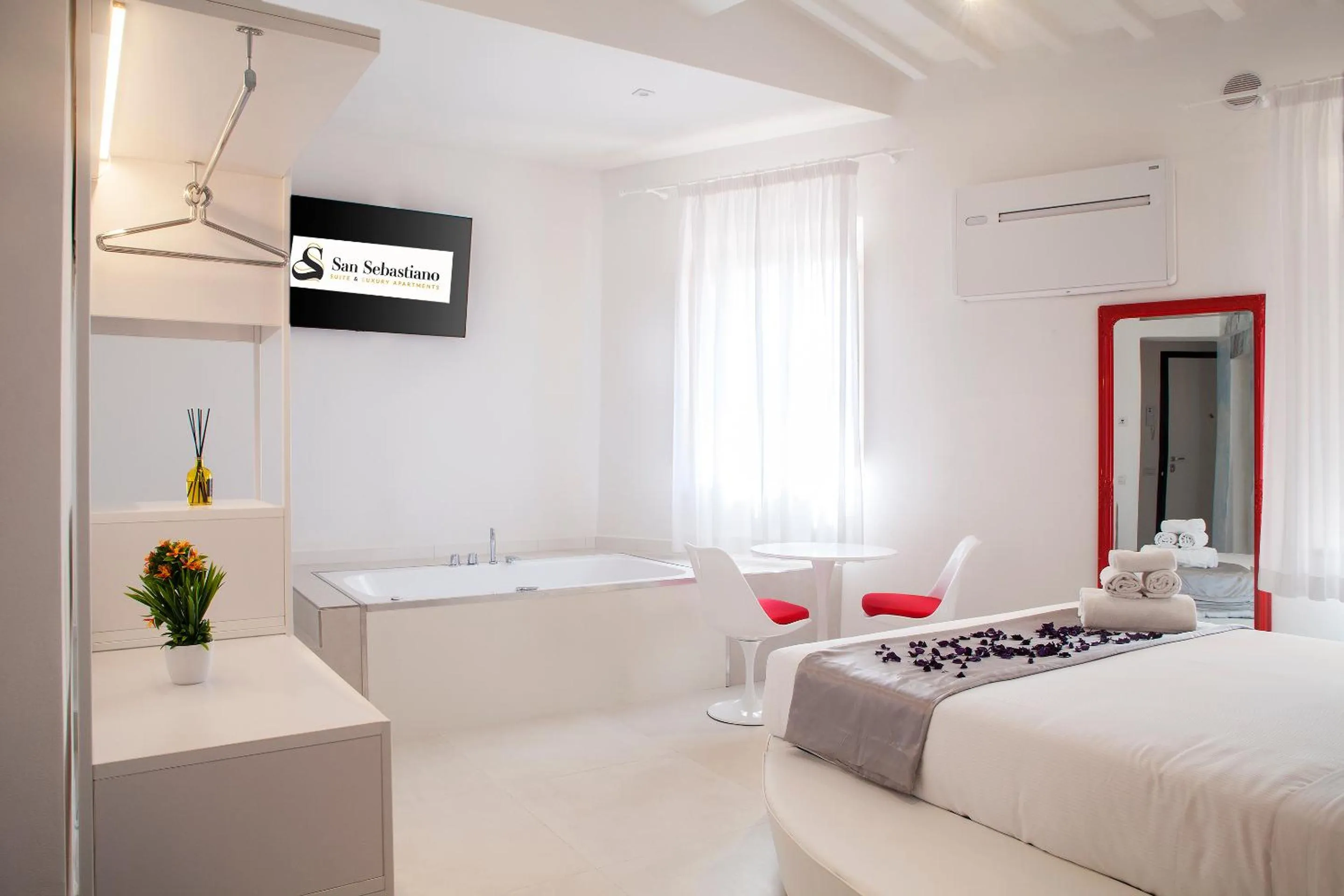 Hot Tub, Bed in San Sebastiano Suite & Luxury Apartments