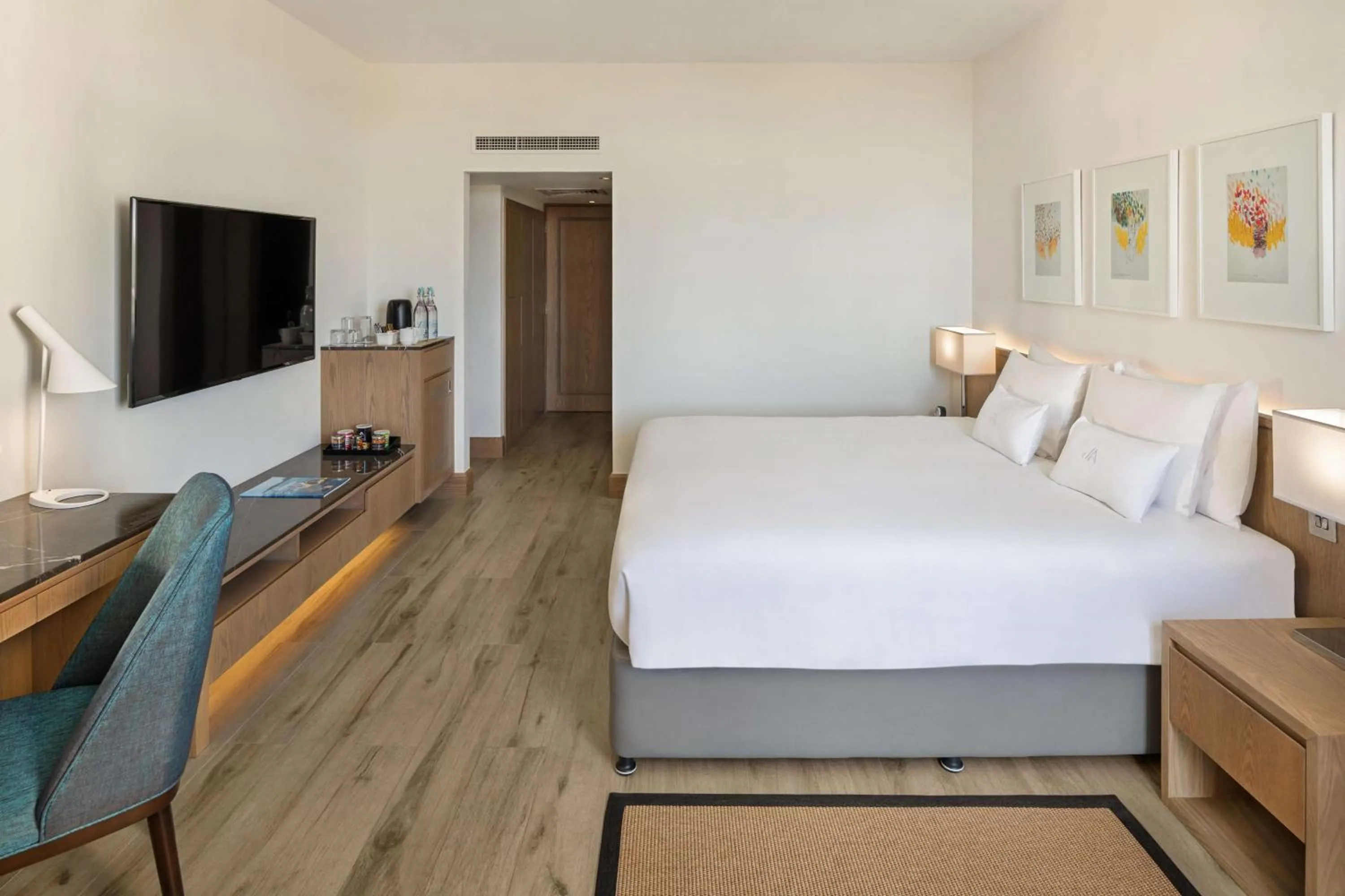 Bedroom, Bed in JA Beach Hotel, Dubai