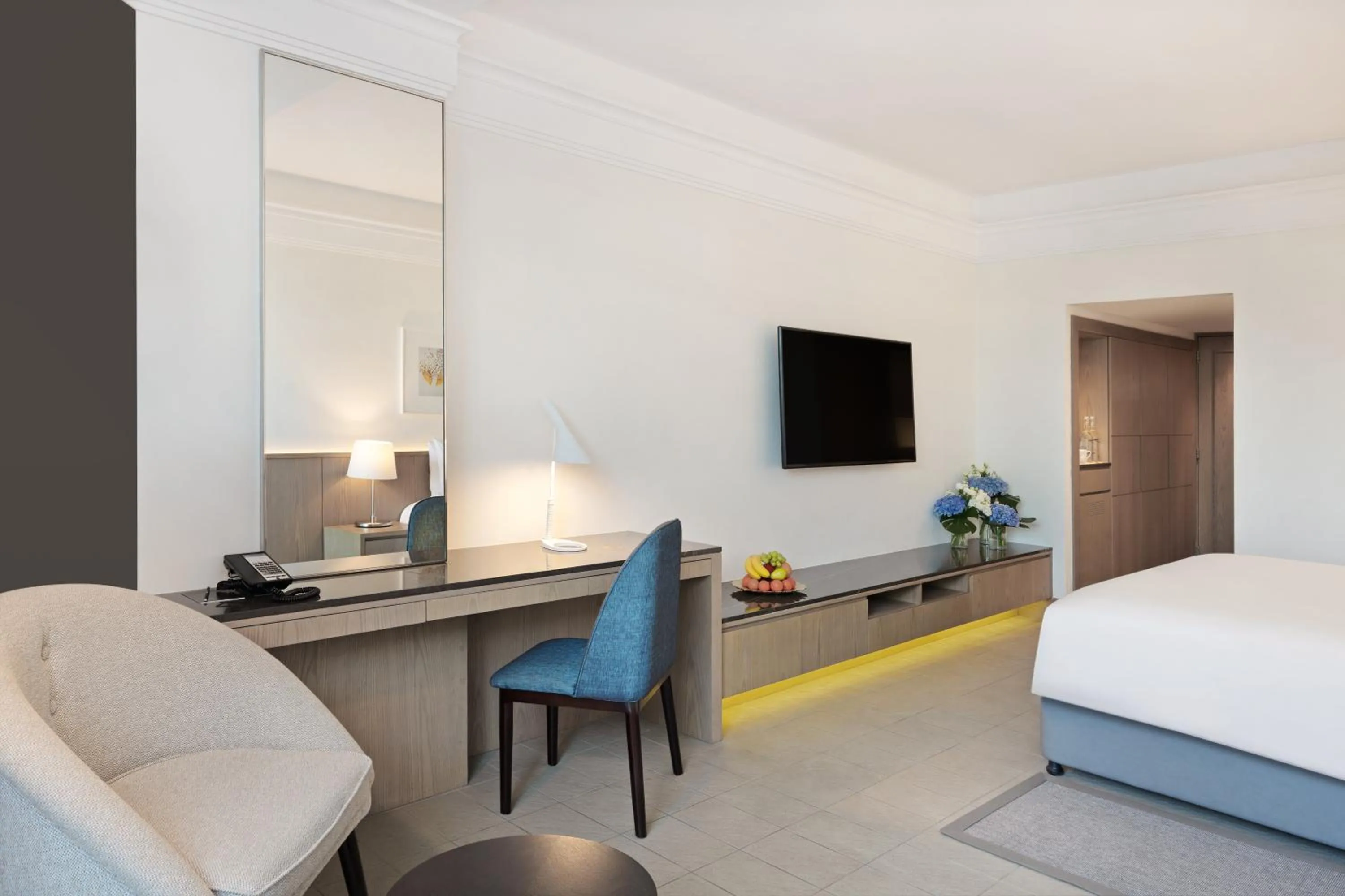 TV and multimedia, Bed in JA Beach Hotel, Dubai