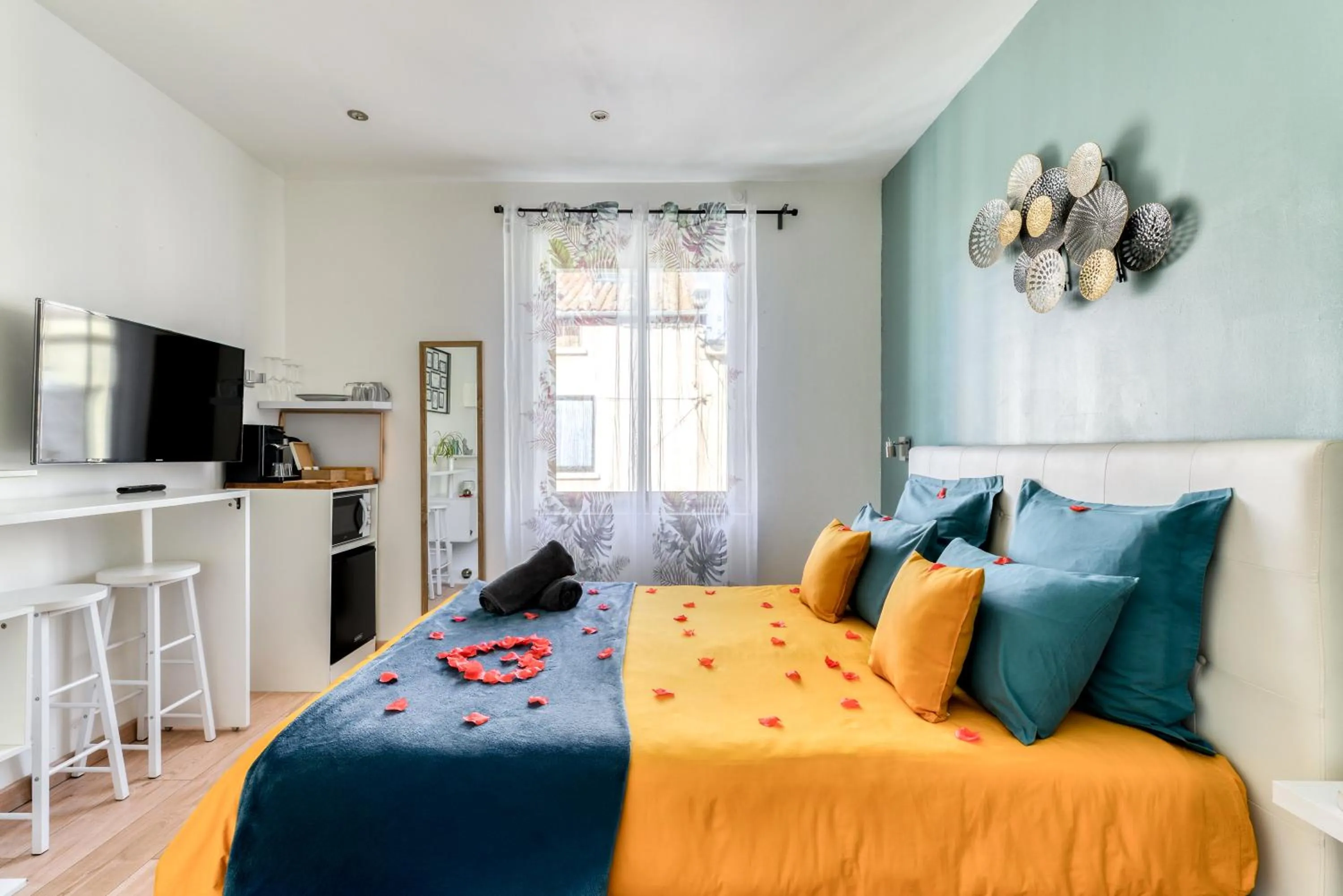 TV and multimedia, Bed in Le bourget - Suite romantique