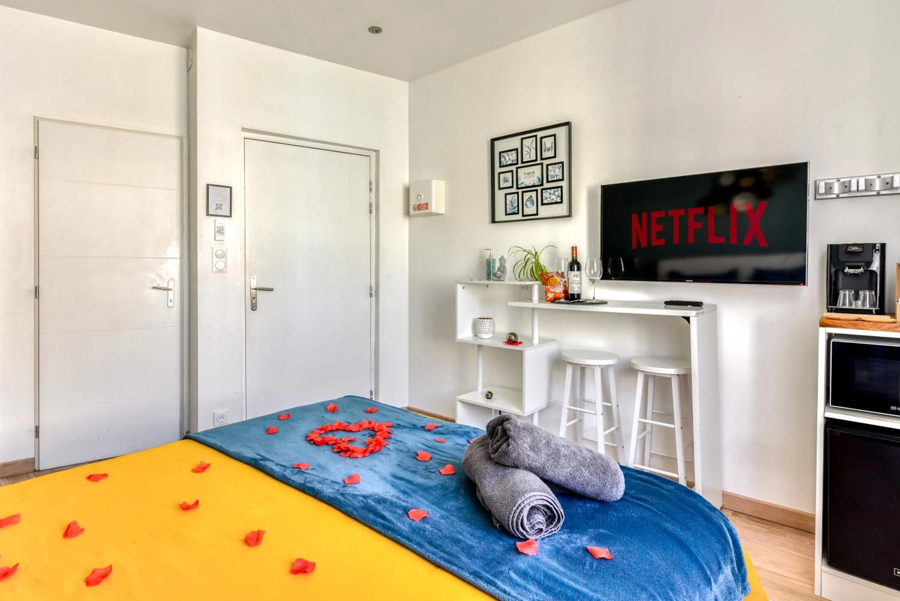 TV and multimedia, Bed in Le bourget - Suite romantique