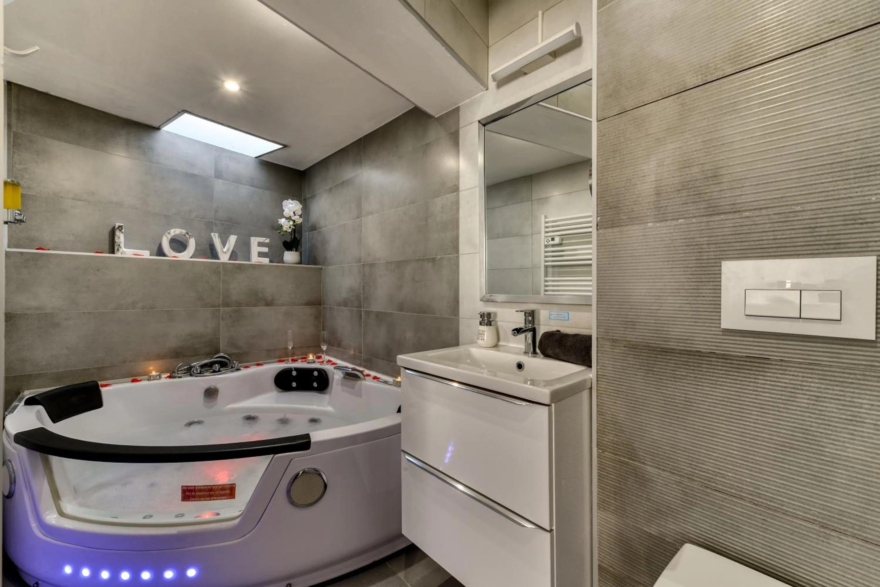 Bathroom in Le bourget - Suite romantique
