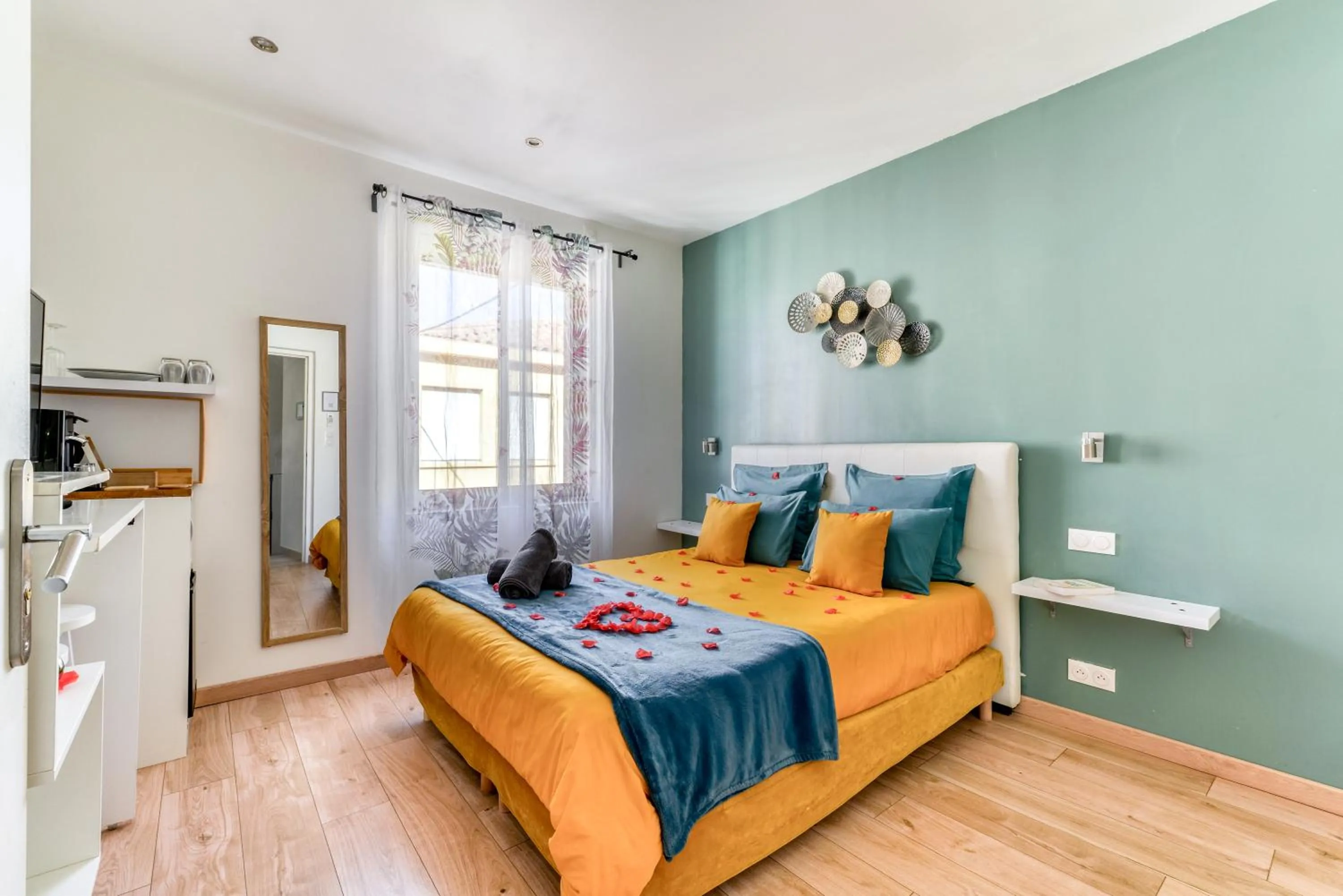 Photo of the whole room, Bed in Le bourget - Suite romantique