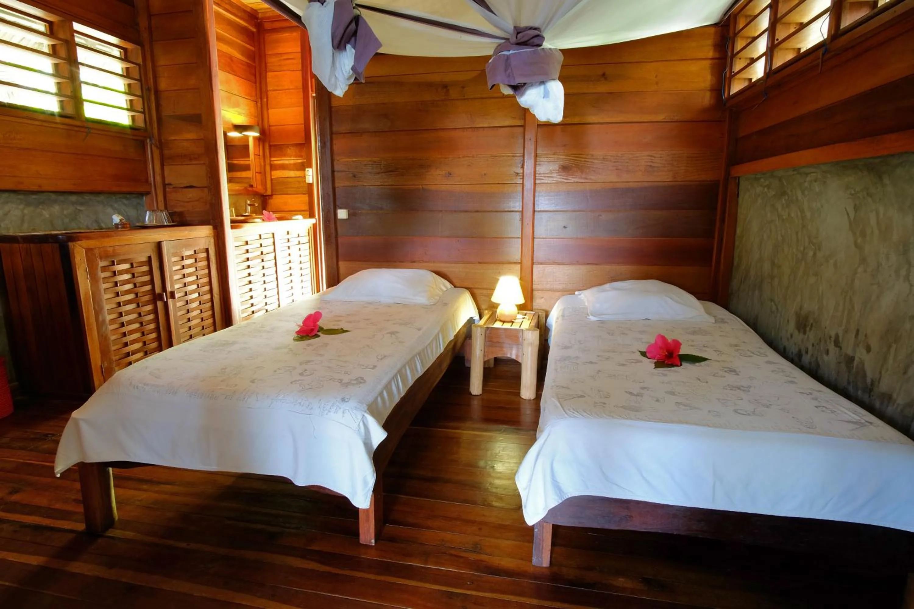 Photo of the whole room, Bed in L'heure Bleue