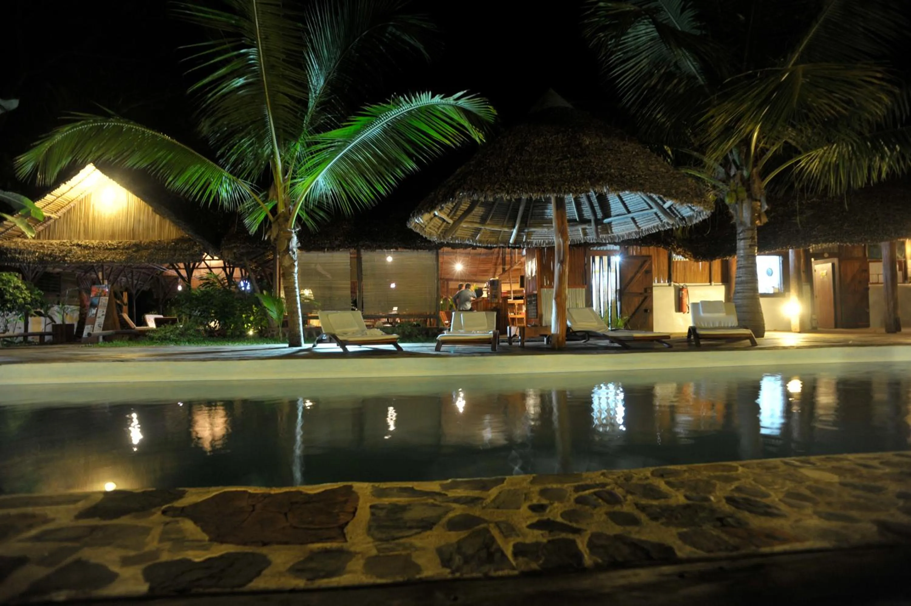 Restaurant/places to eat in L'heure Bleue