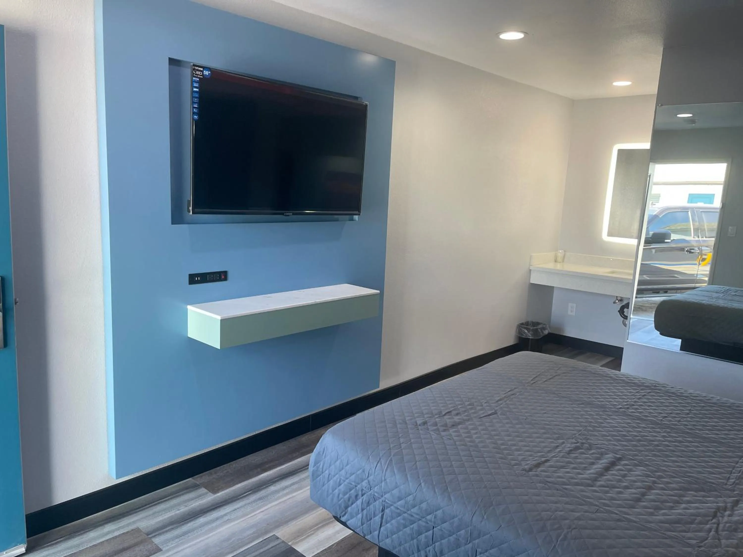 Bed in La Palma Motel, South Gate - Los Angeles area