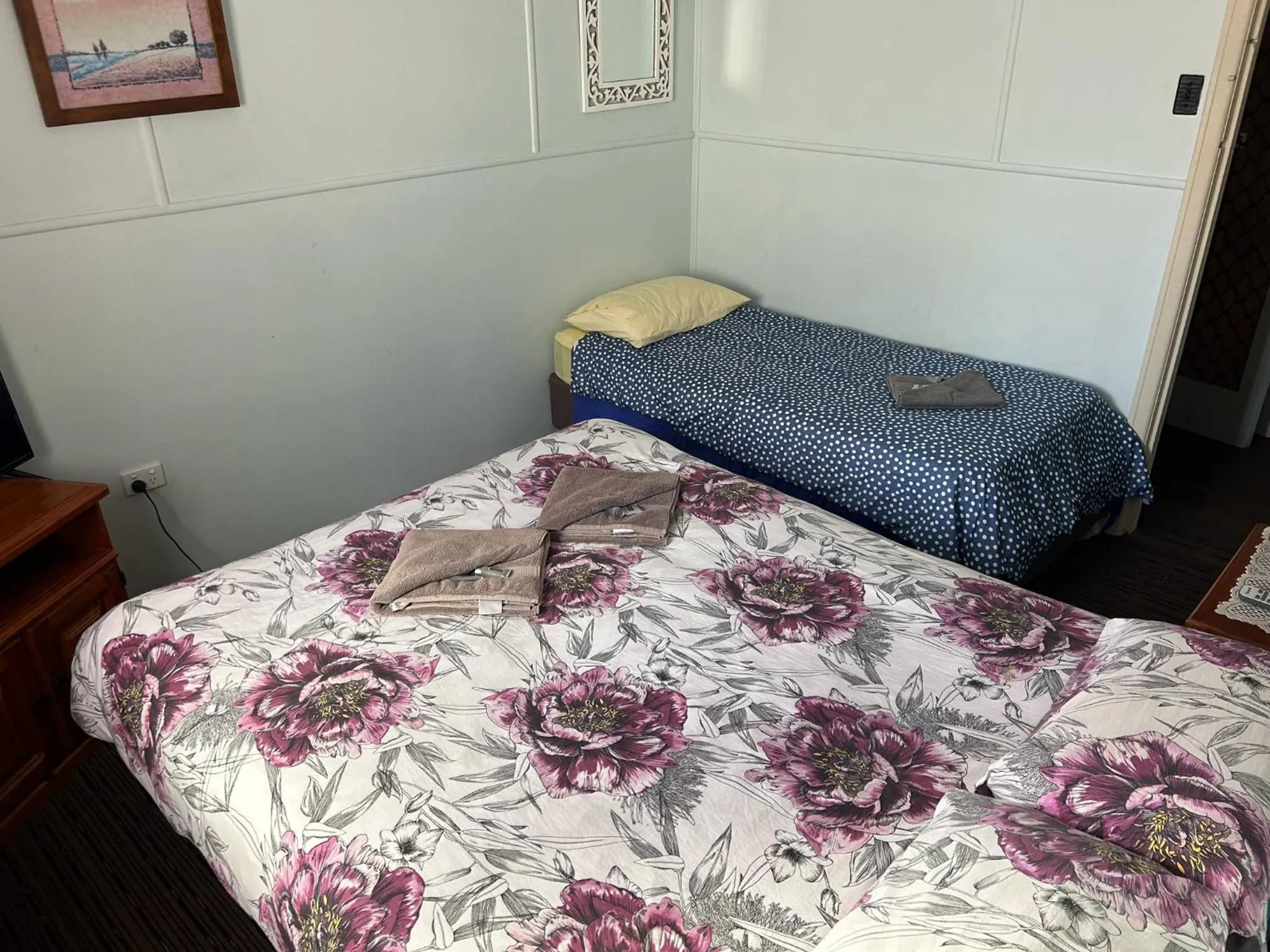 Bed in gundy pub & caravan park