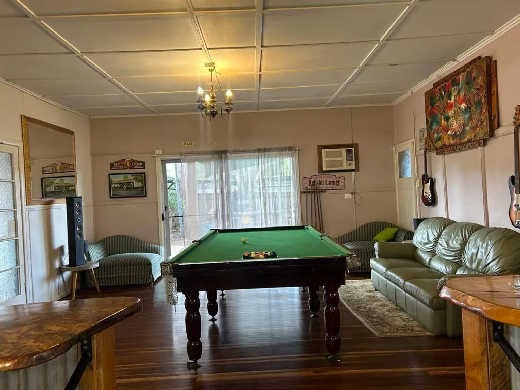 gundy pub & caravan park