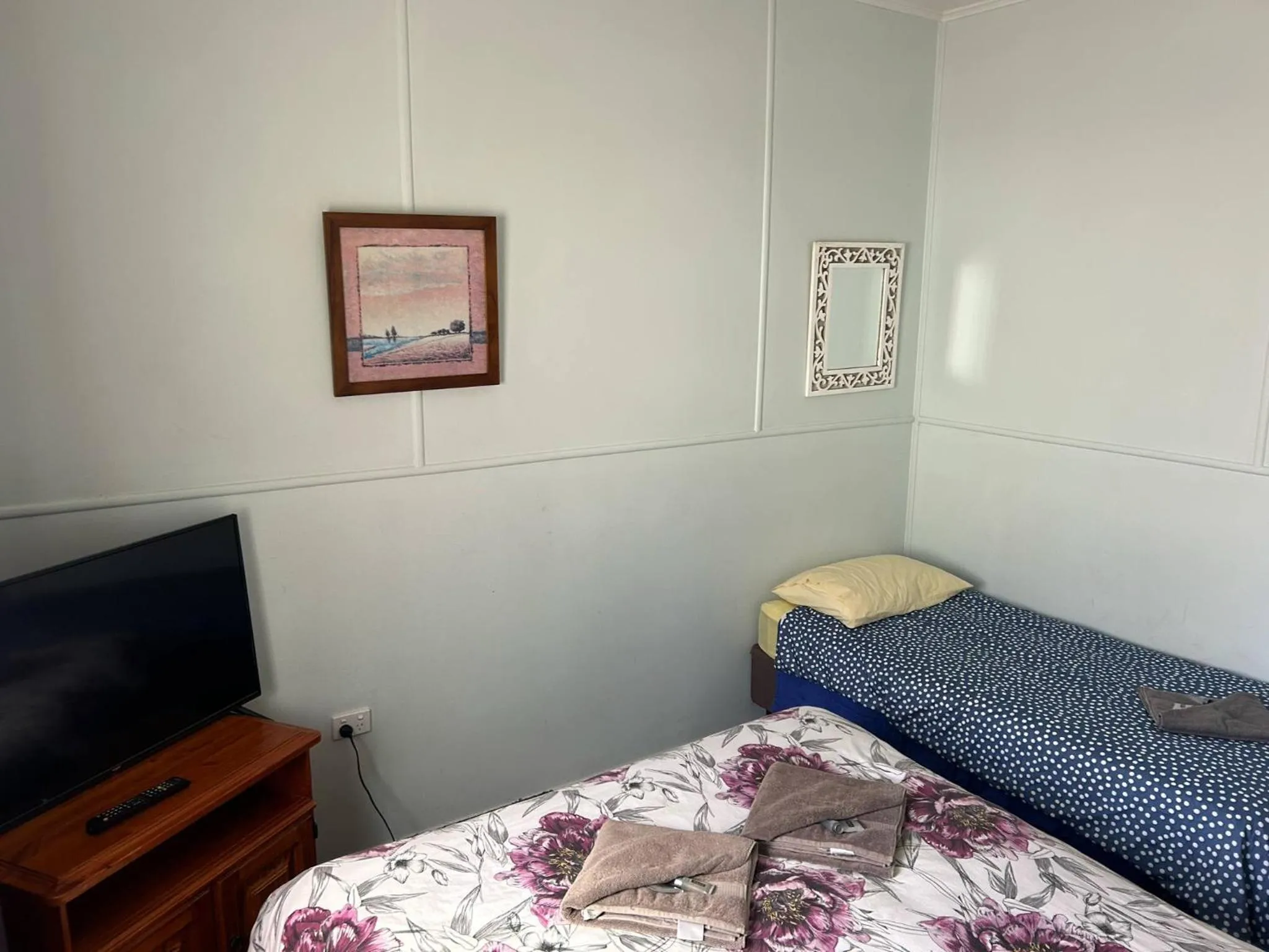 Bed in gundy pub & caravan park