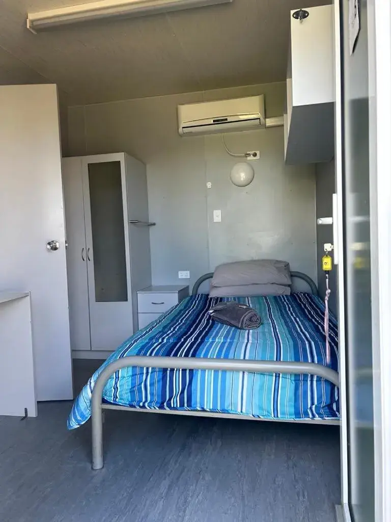 Single Room with Bathroom in gundy pub & caravan park Single Room with Bathroom in gundy pub & caravan park