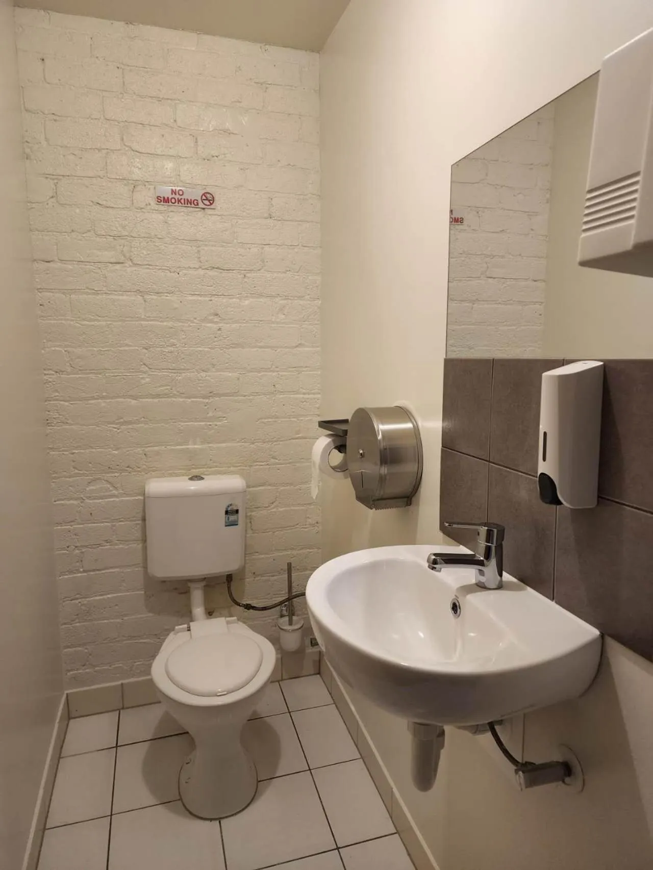 Toilet in Oceanic Hostel