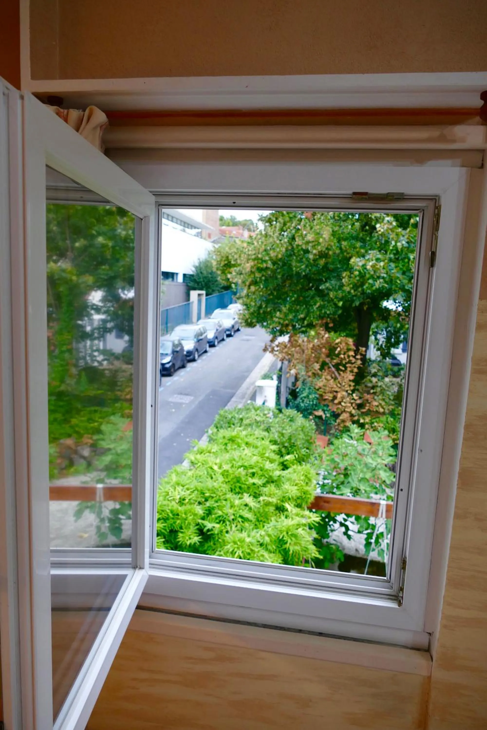 Quiet street view in Chalet de Paris
