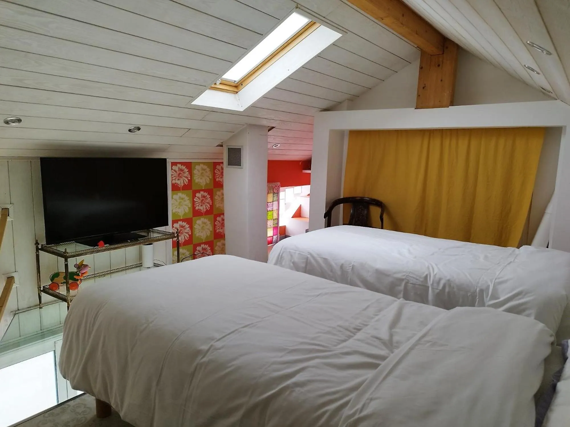 Bedroom, Bed in Chalet de Paris