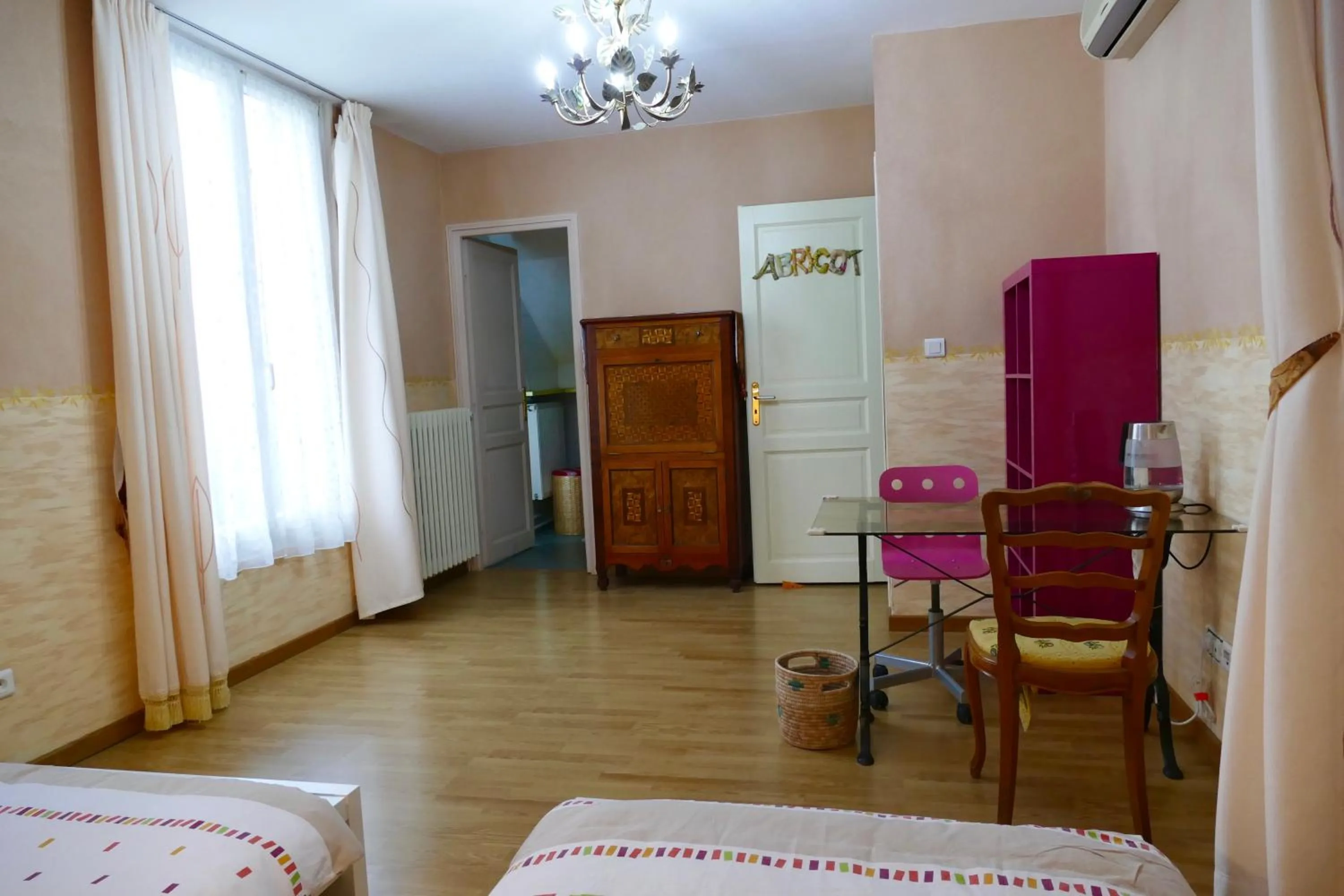 Photo of the whole room, Bed in Chalet de Paris