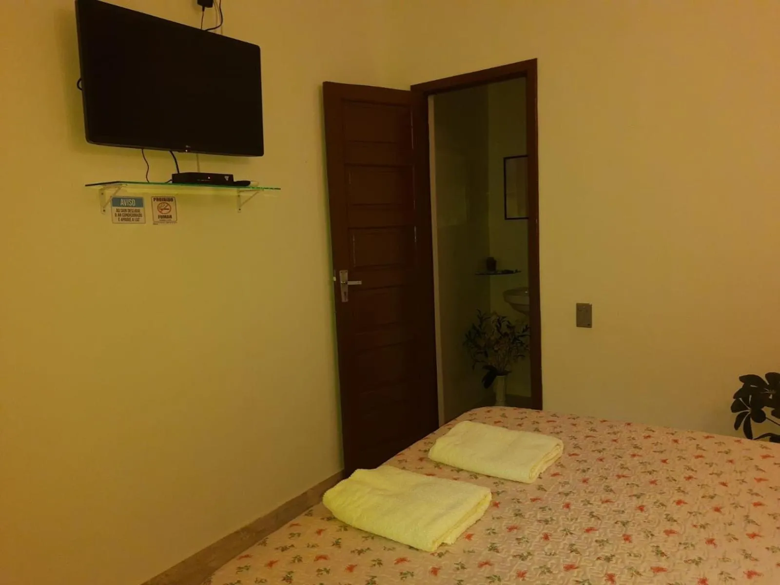 TV and multimedia, Bed in Suítes Ninho da Águia Saquarema
