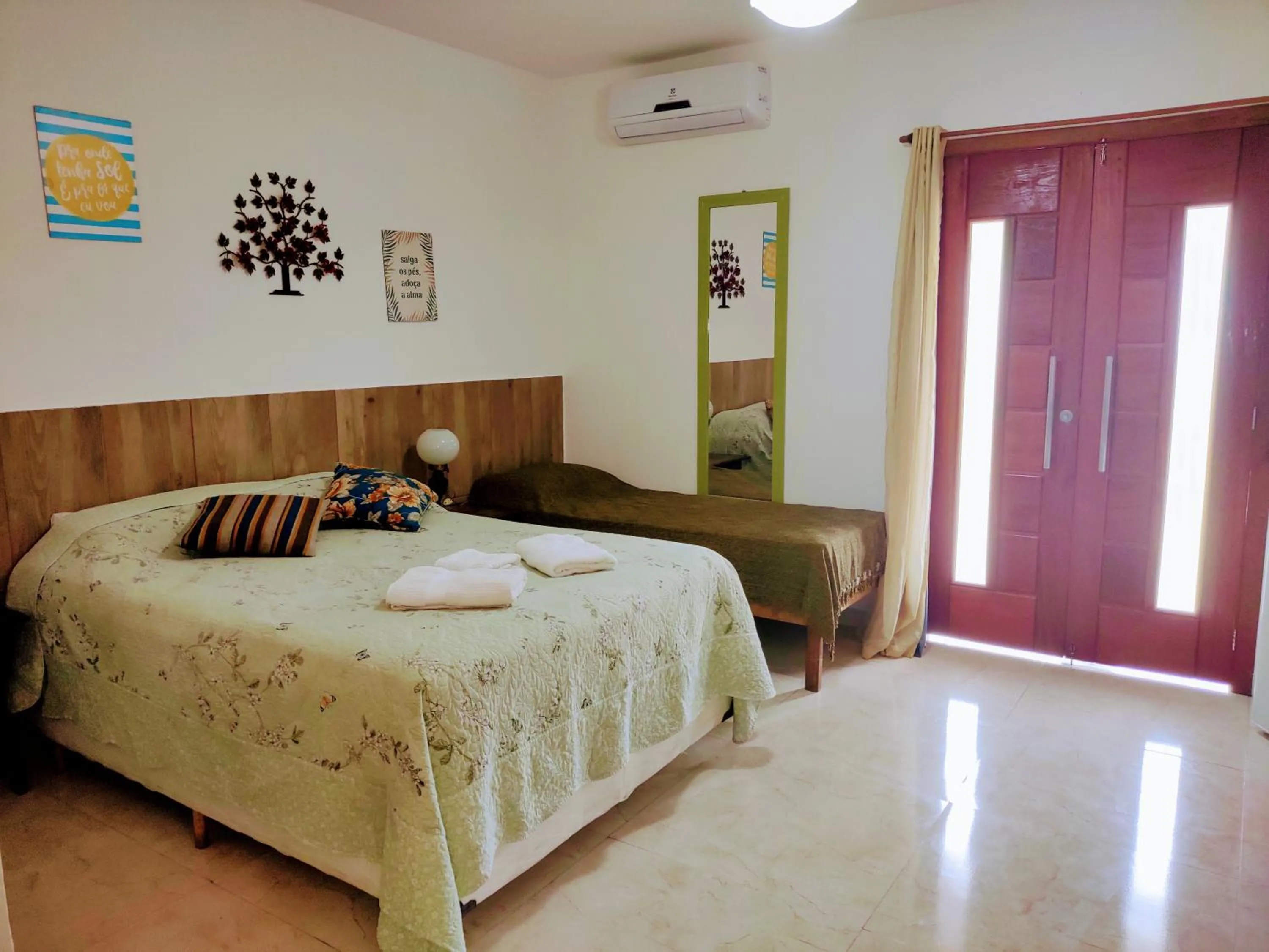 Photo of the whole room, Bed in Suítes Ninho da Águia Saquarema