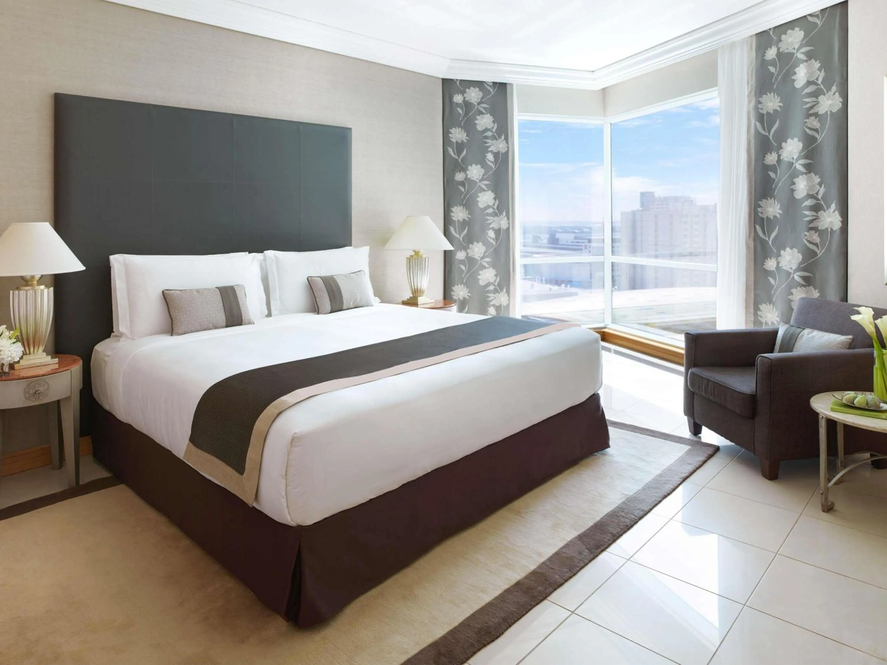 Bedroom, Bed in Fairmont Dubai