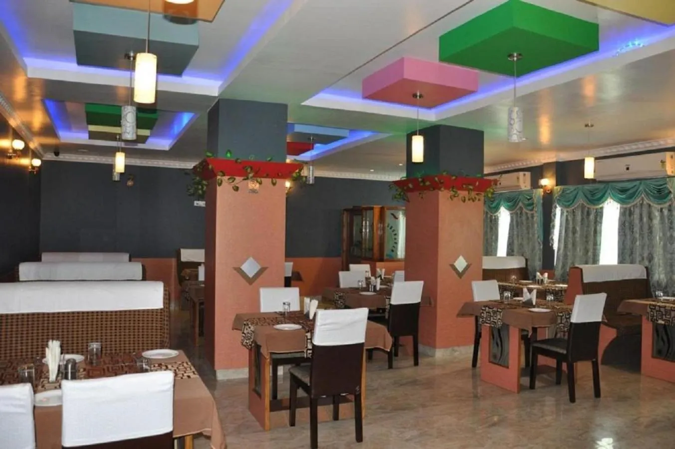Restaurant/places to eat in Hotel Barbareek