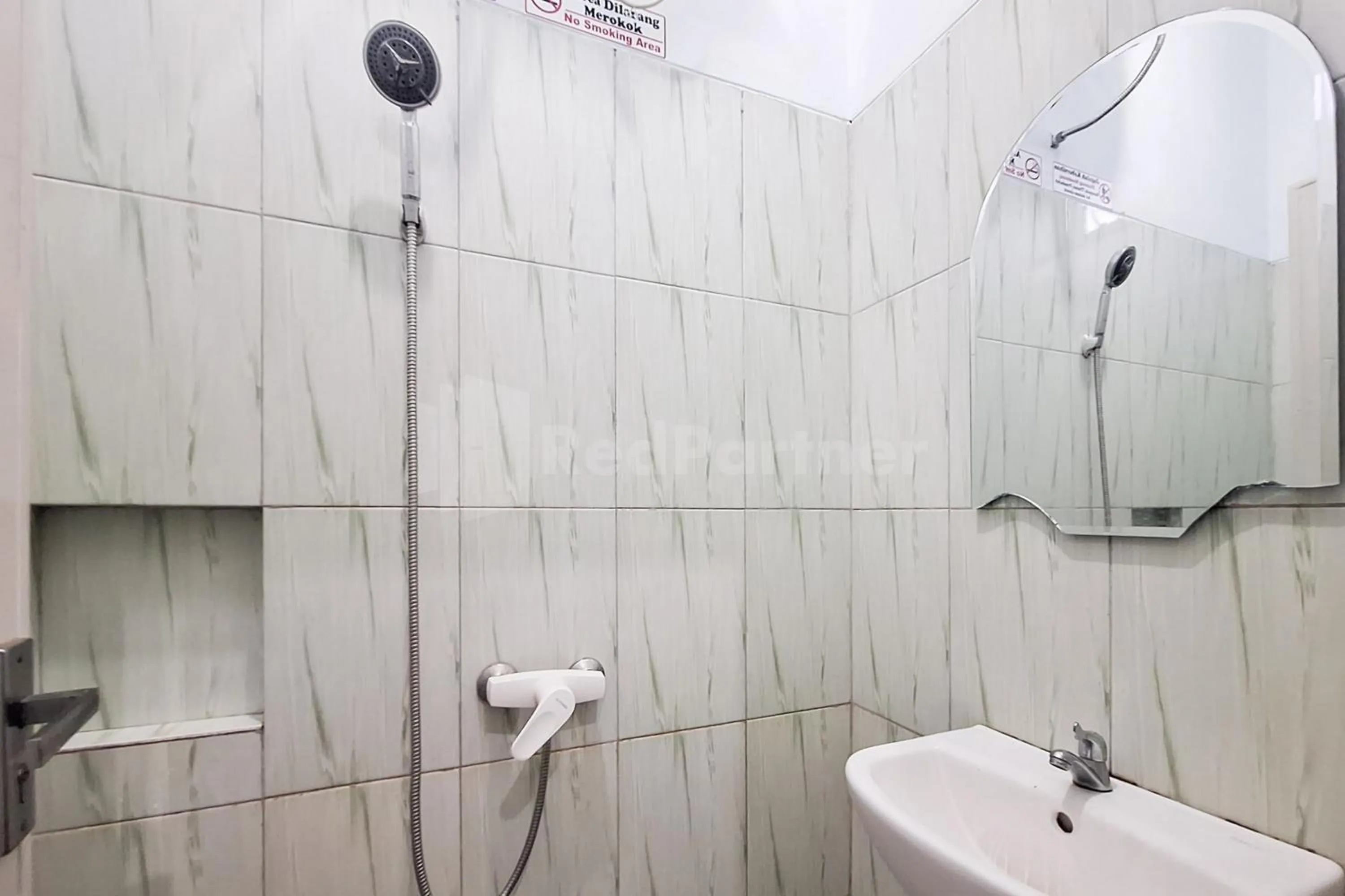 Bathroom in Joy Homestay At Pulomas RedPartner