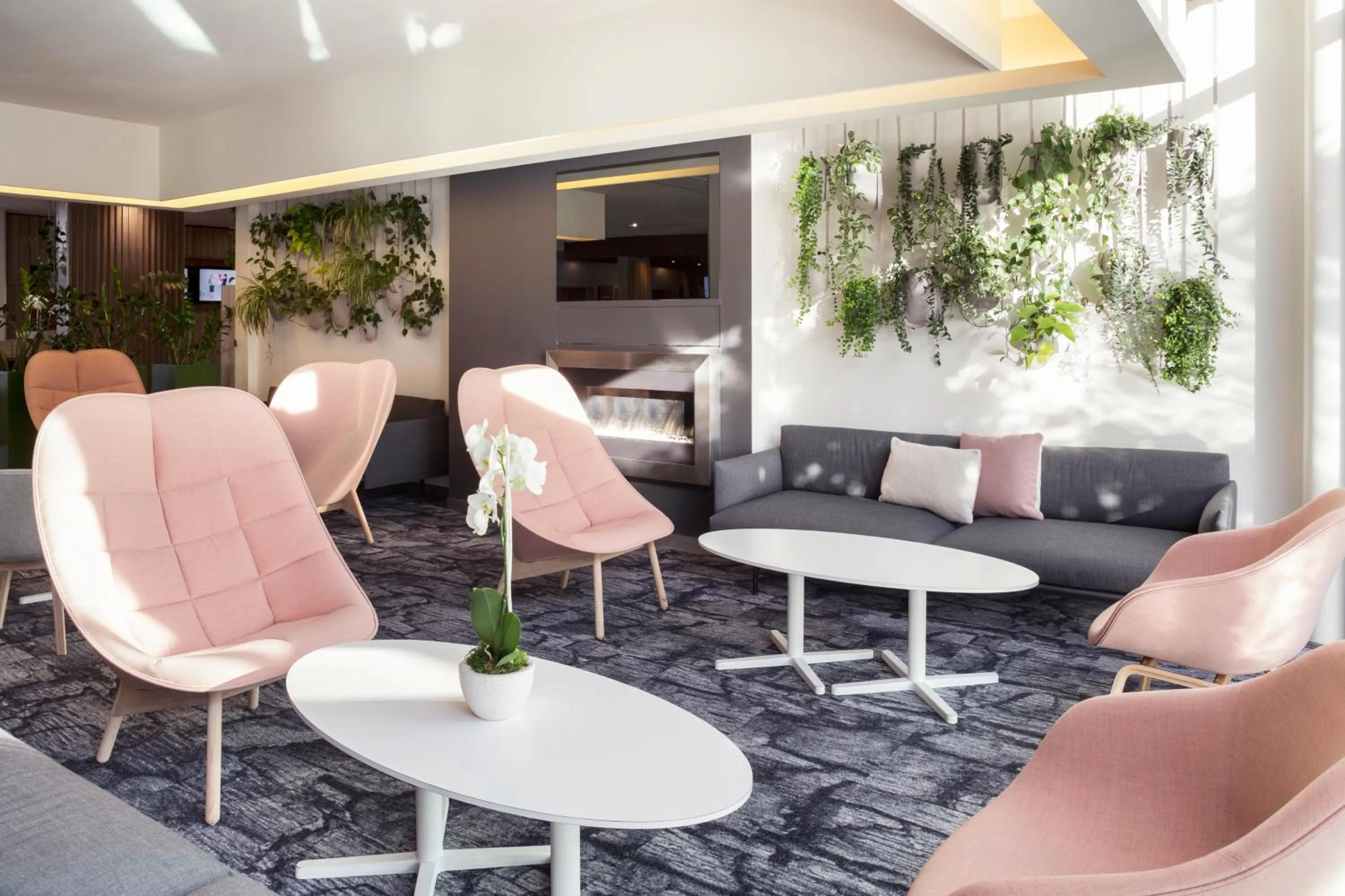 Communal lounge/ TV room in Novotel Lausanne Bussigny