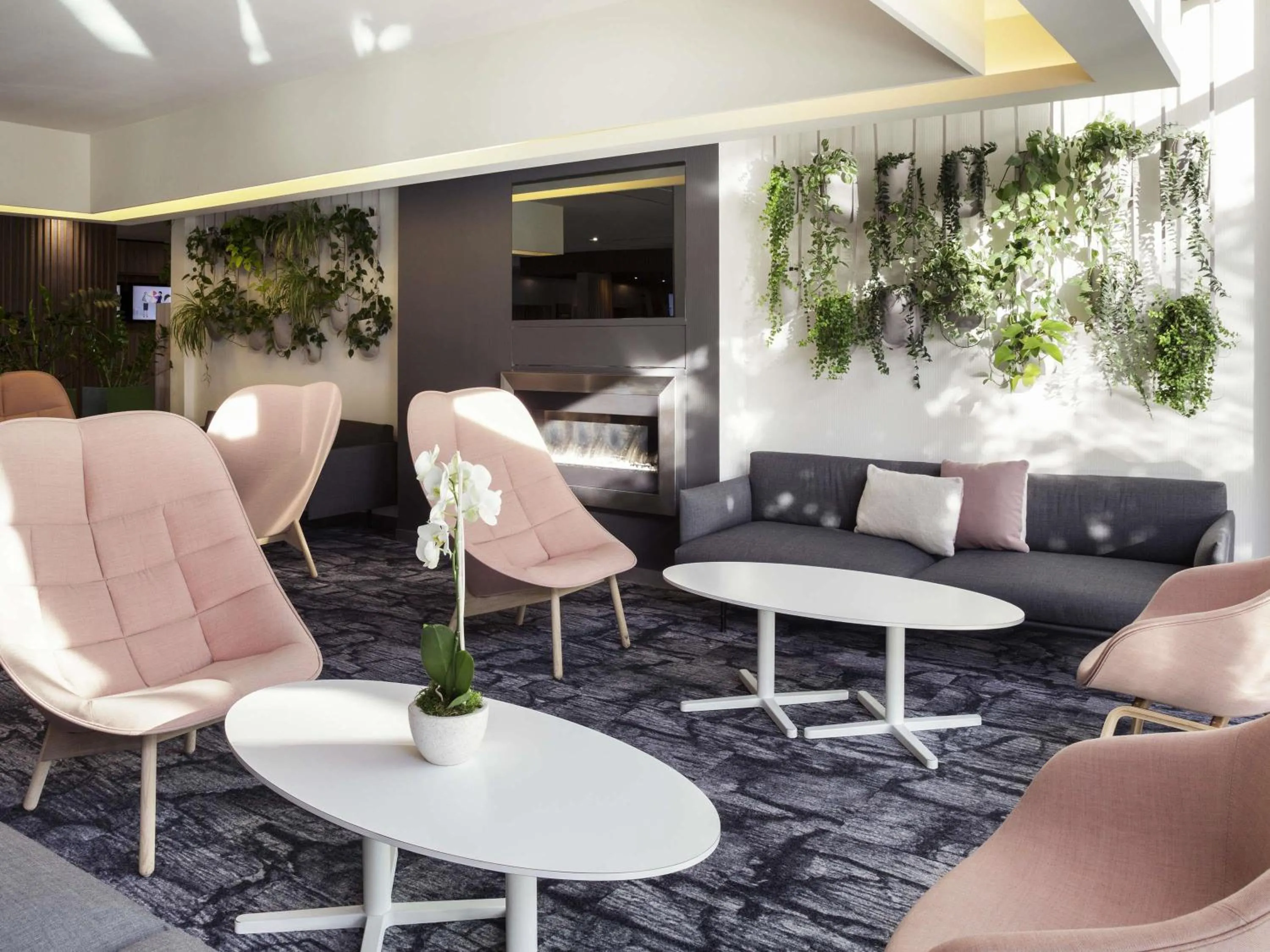 Lounge or bar in Novotel Lausanne Bussigny