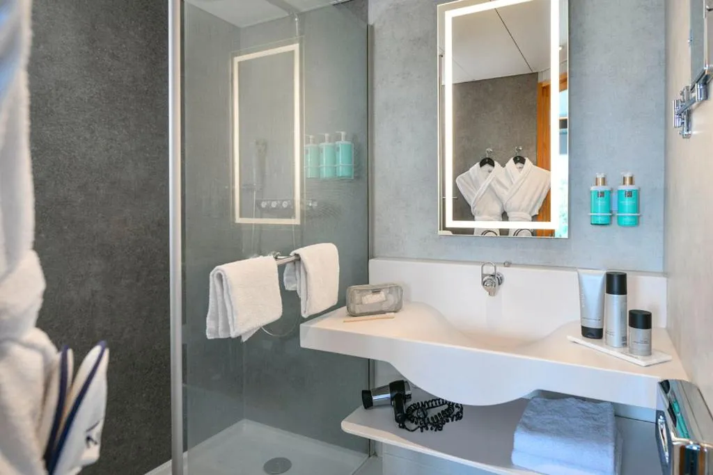 Shower in Novotel Lausanne Bussigny