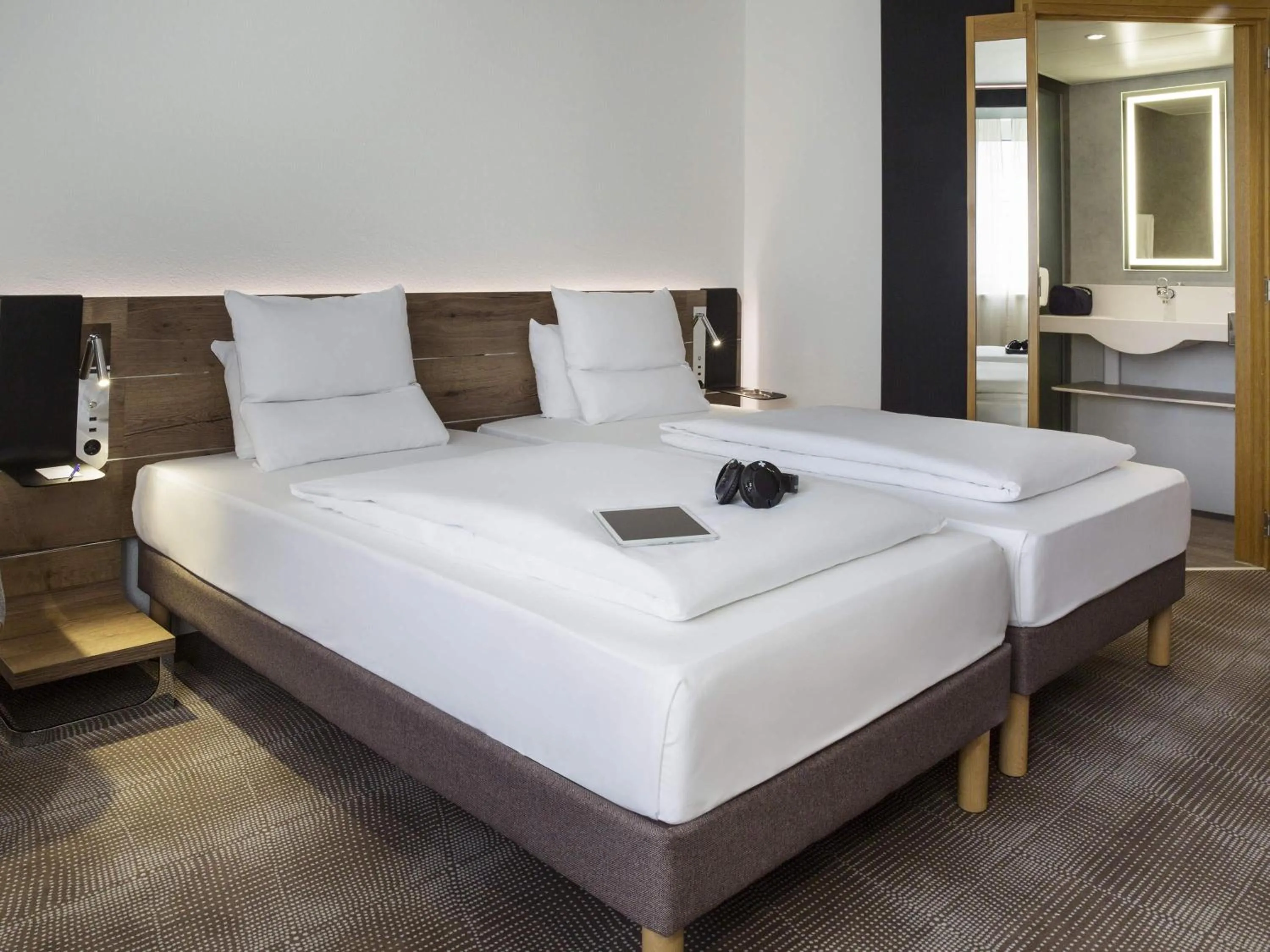 Bedroom, Bed in Novotel Lausanne Bussigny