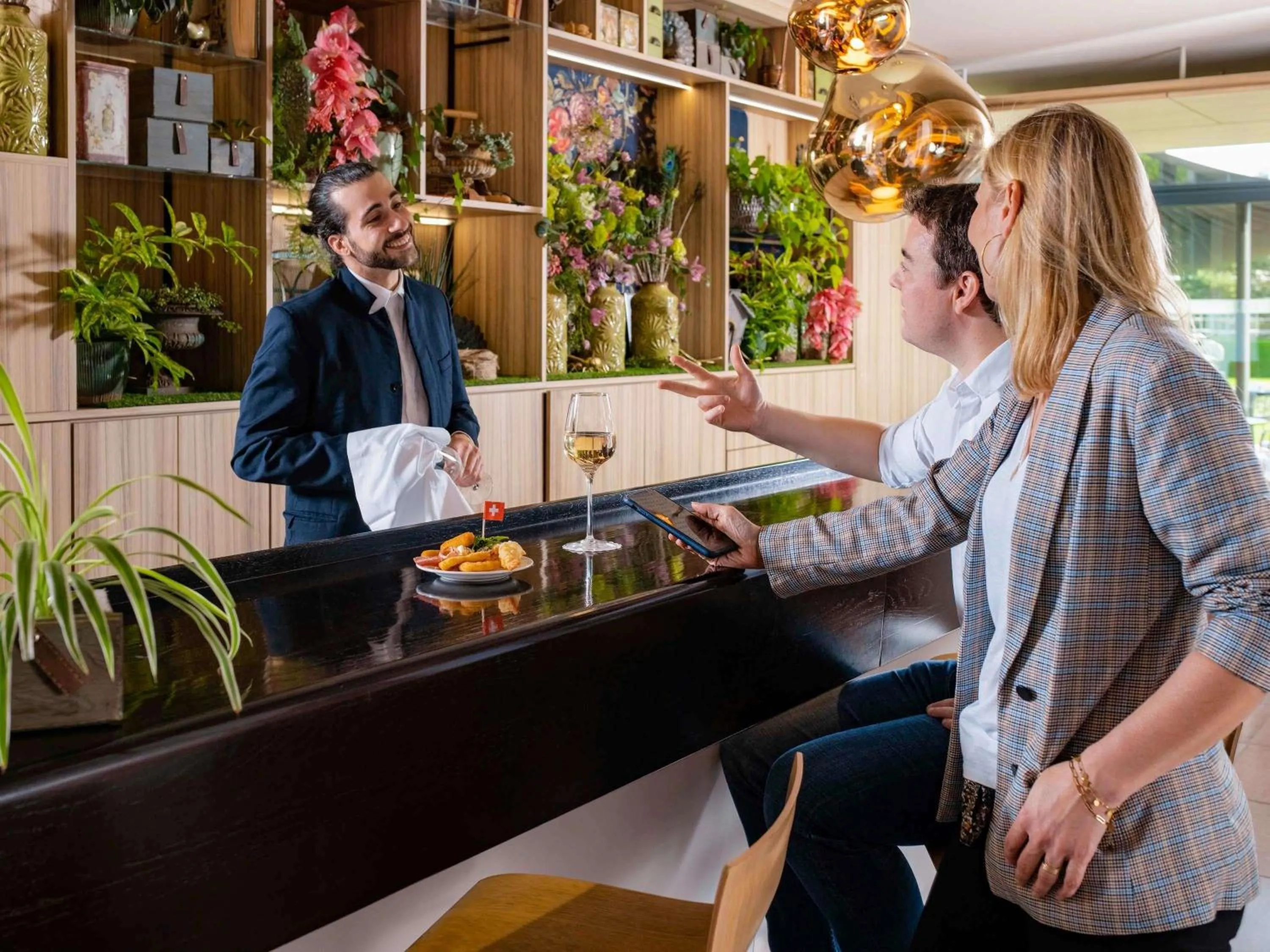 Lounge or bar in Novotel Lausanne Bussigny