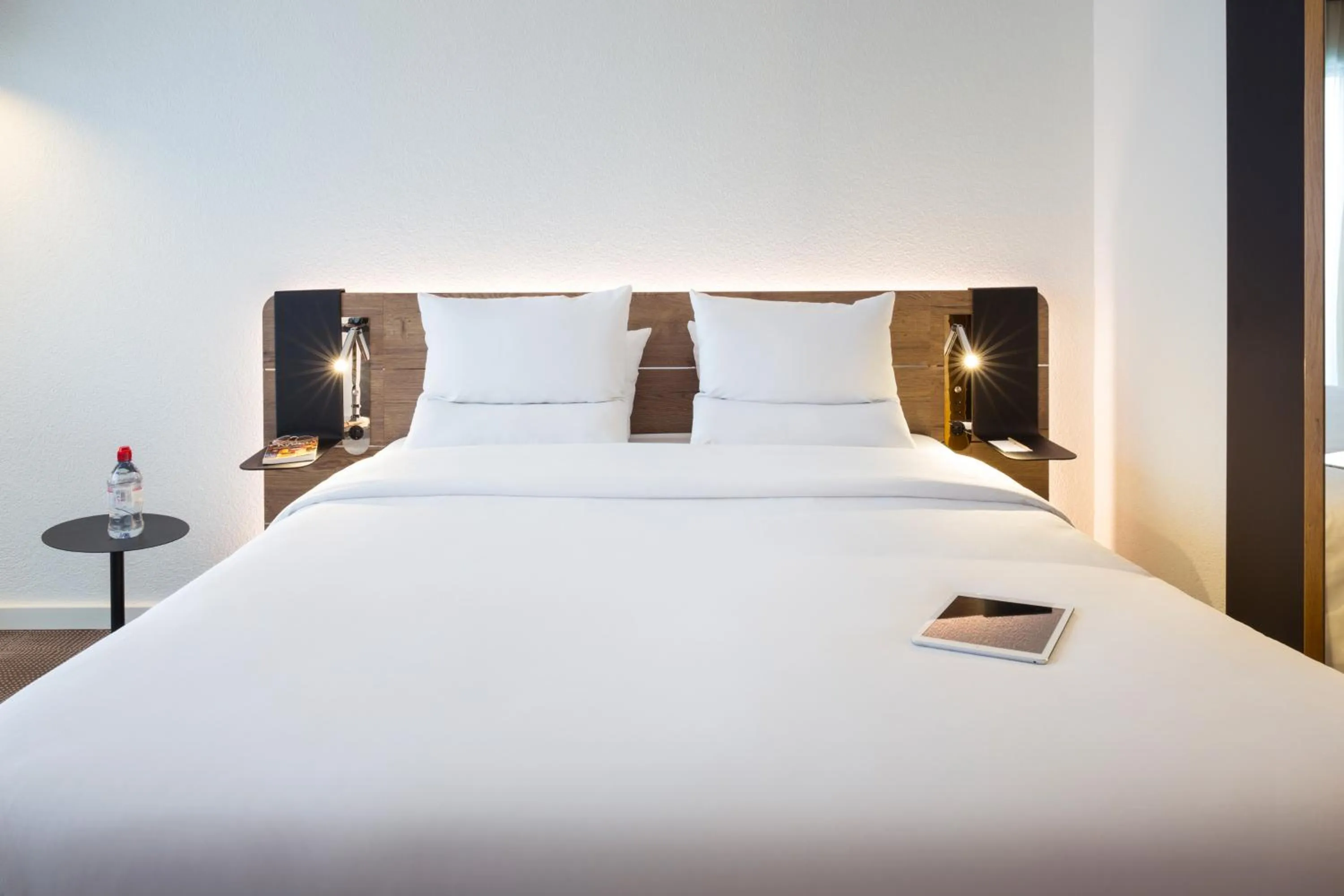 Shower, Bed in Novotel Lausanne Bussigny