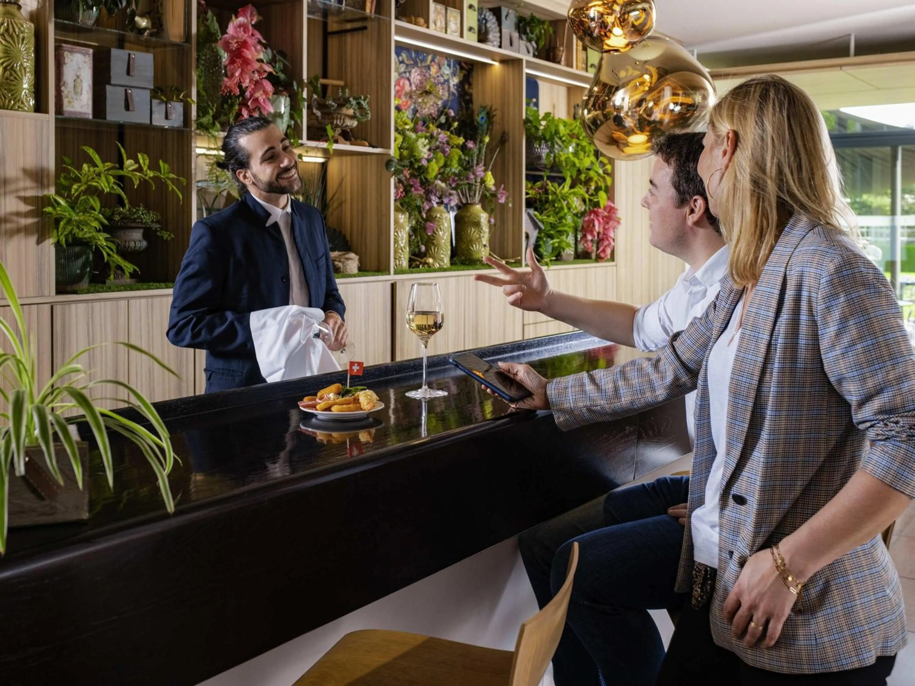 Lounge or bar in Novotel Lausanne Bussigny