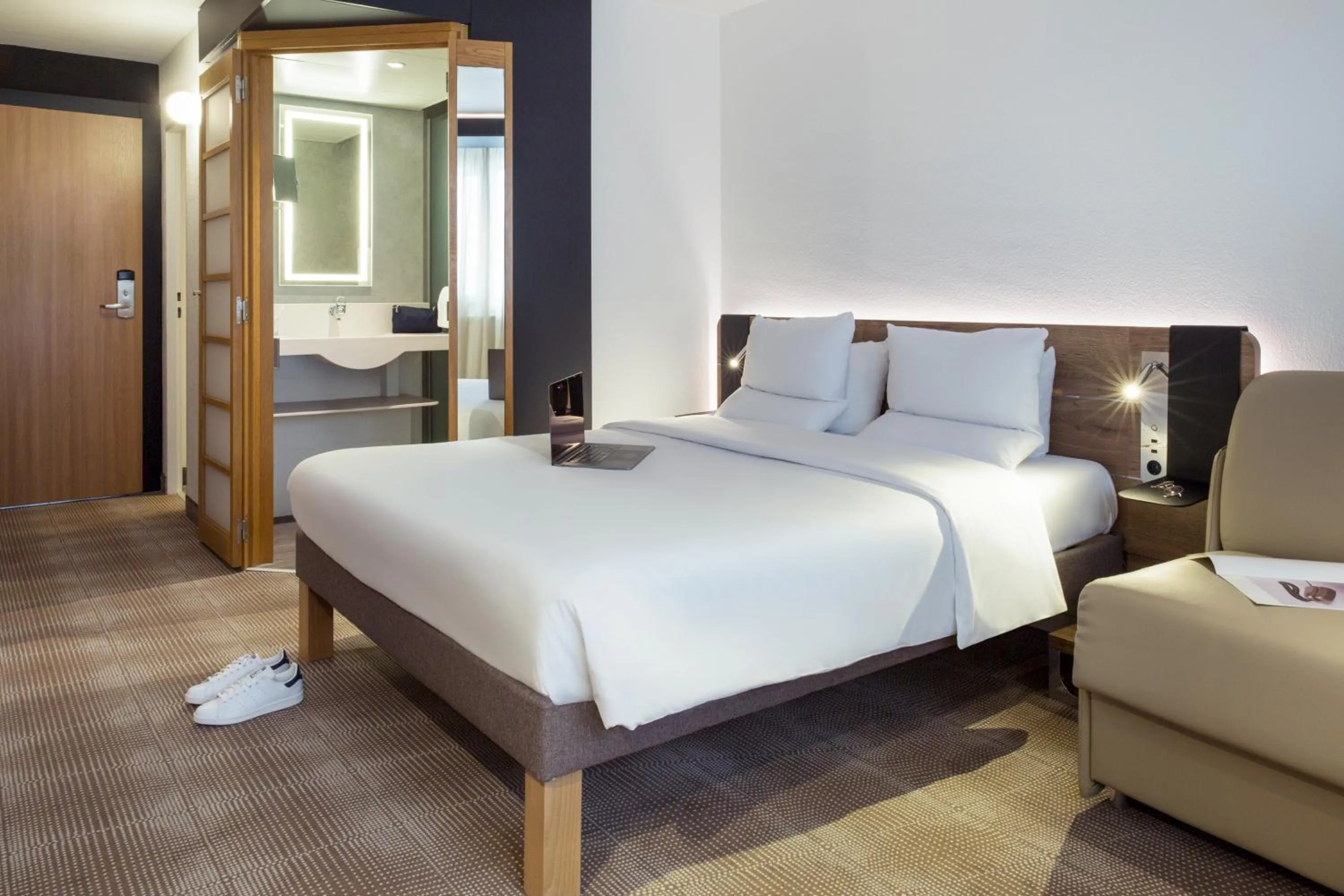 Shower, Bed in Novotel Lausanne Bussigny