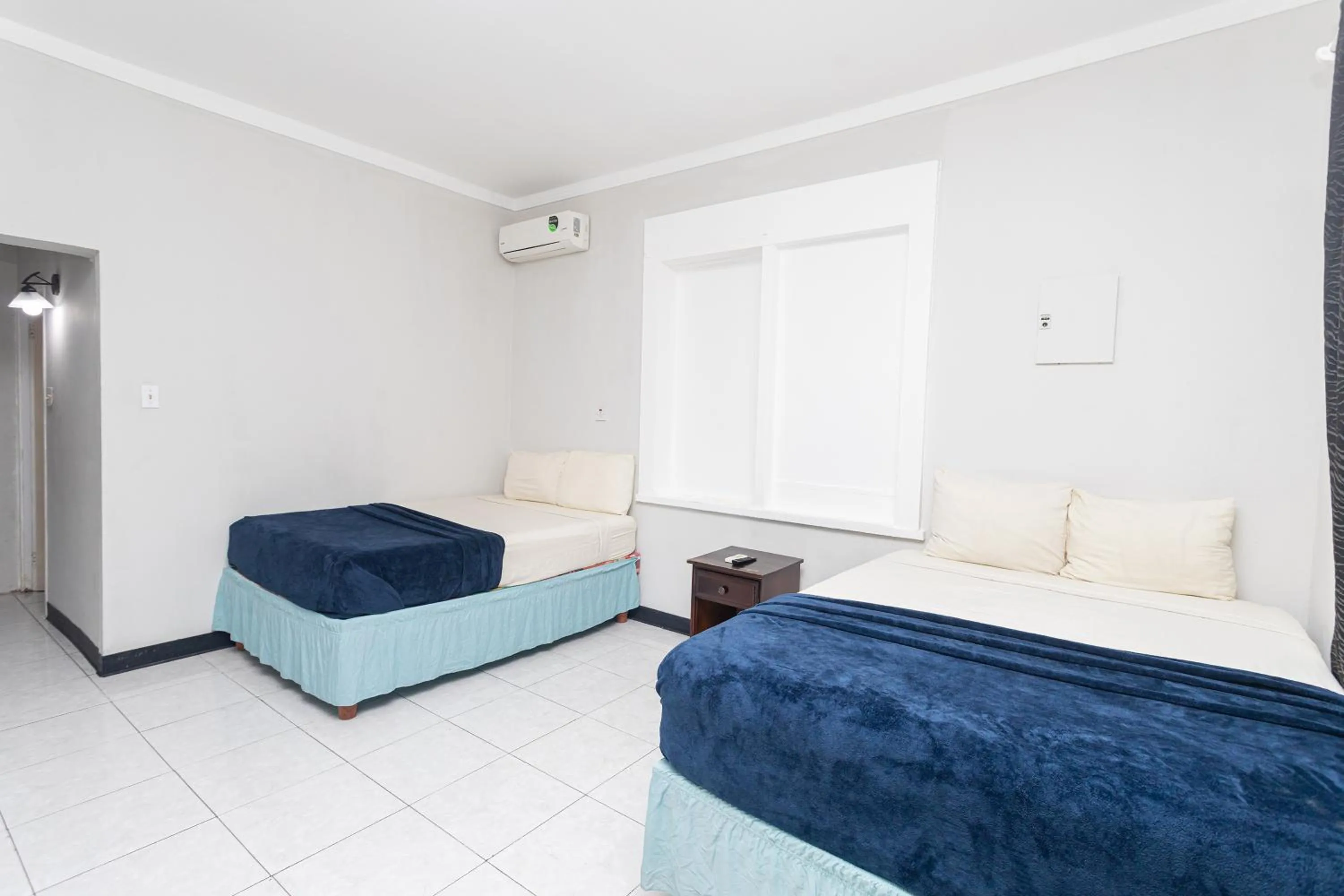 Photo of the whole room, Bed in Caribic House