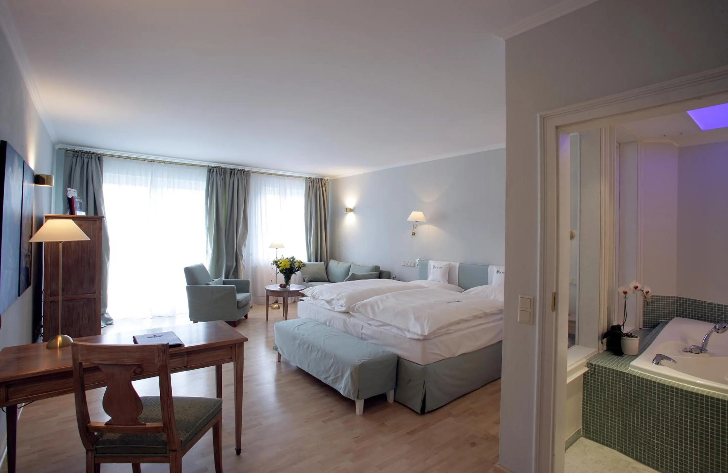 Photo of the whole room, Bed in Romantik Hotel Hof zur Linde