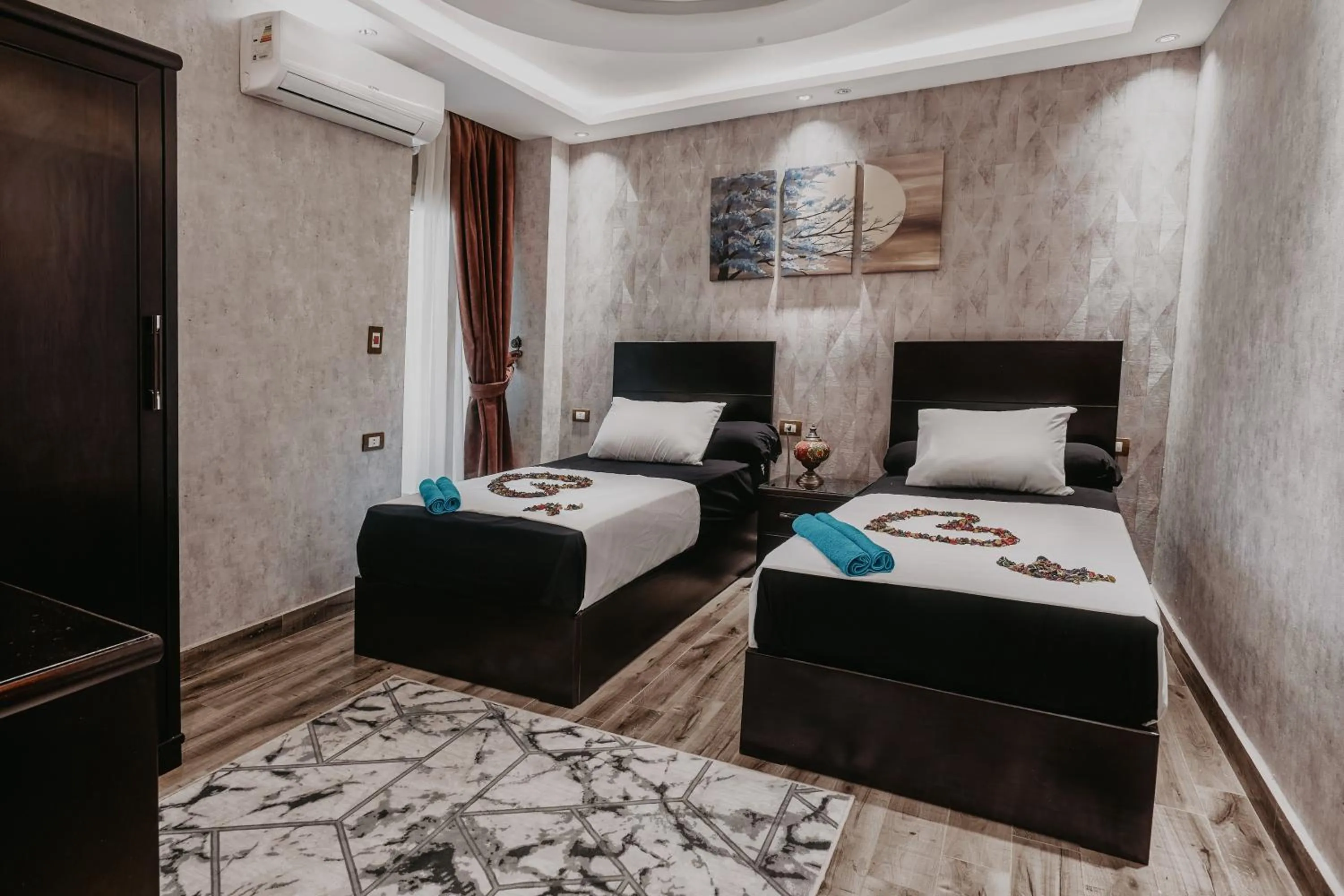 Photo of the whole room, Bed in Pyramids Planet Hotel