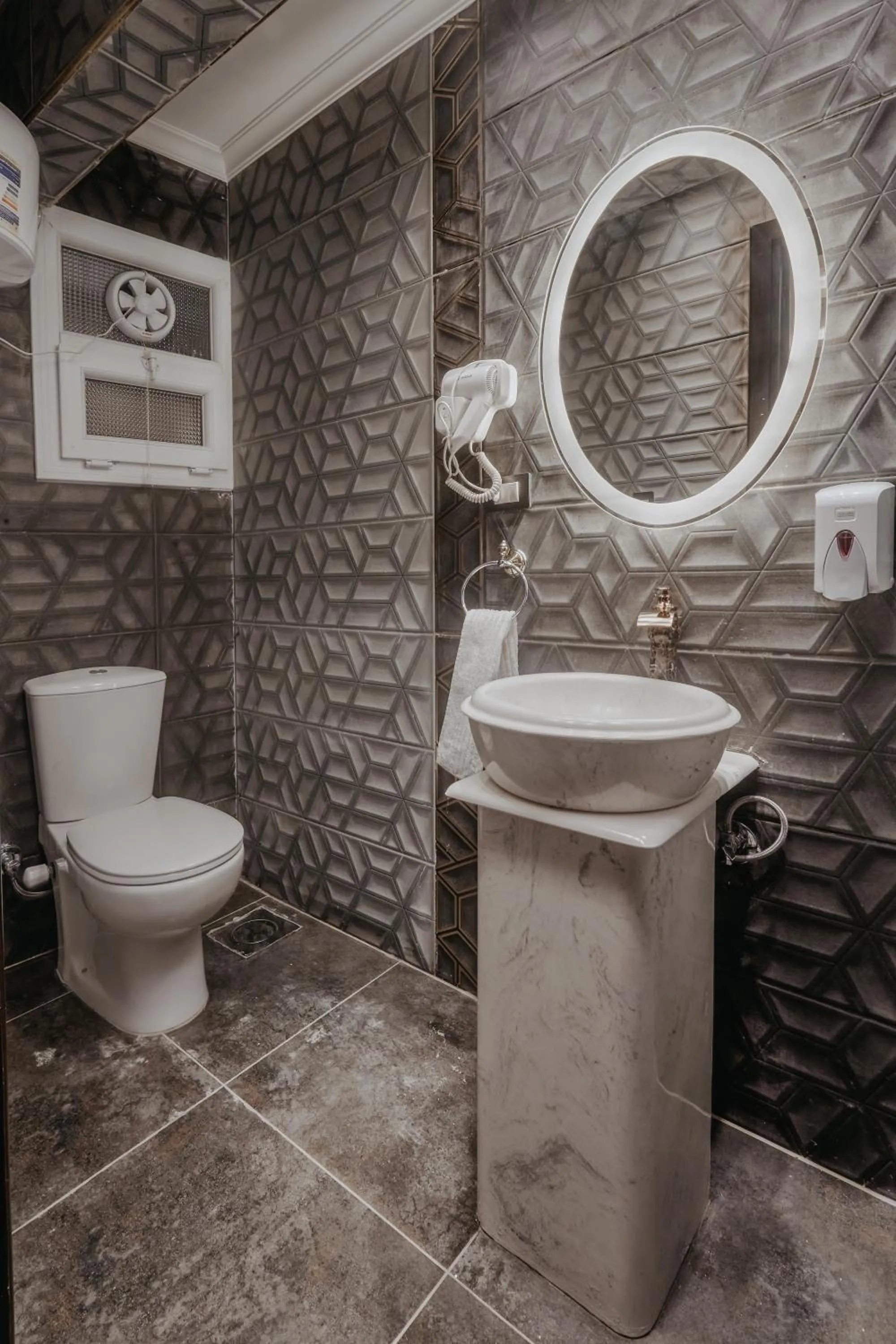 Bathroom in Pyramids Planet Hotel