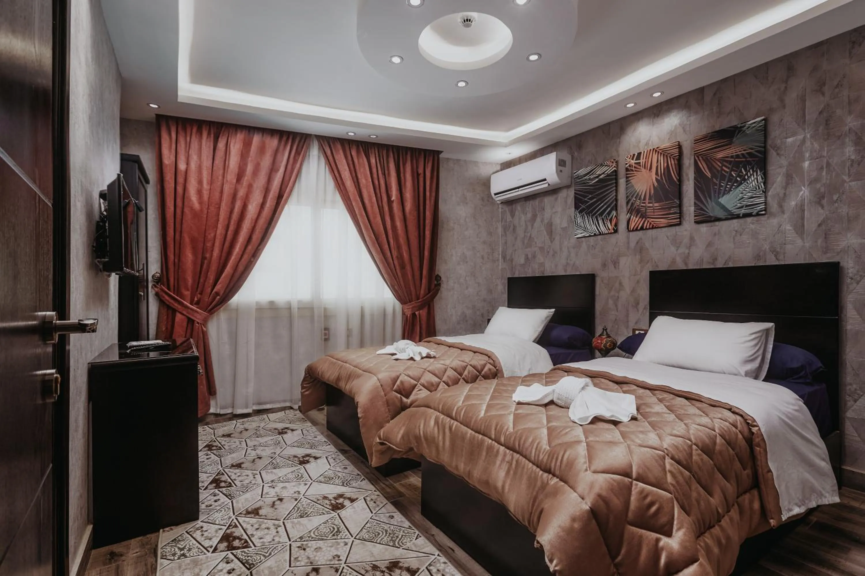 Bedroom, Bed in Pyramids Planet Hotel