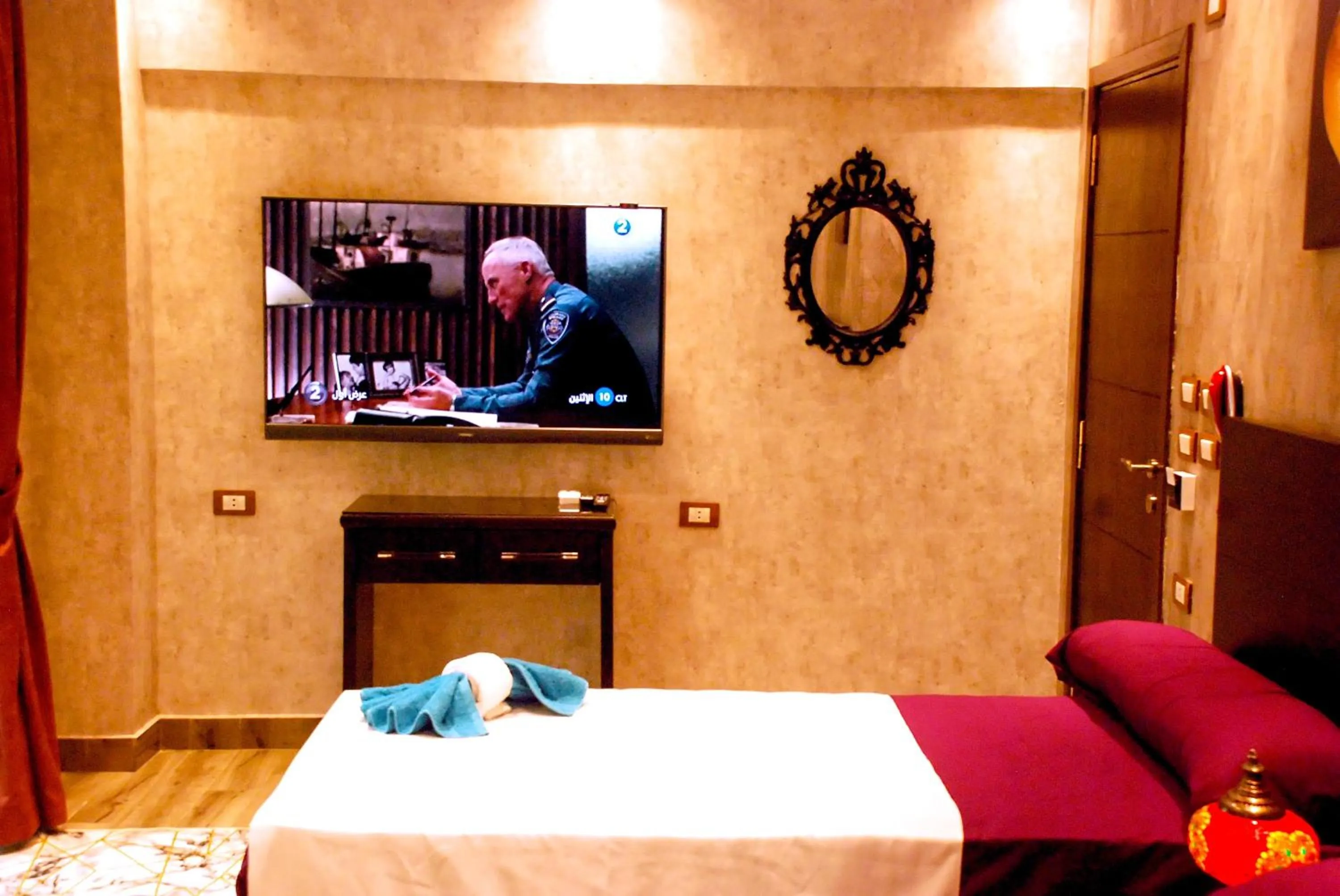 Photo of the whole room, Bed in Pyramids Planet Hotel